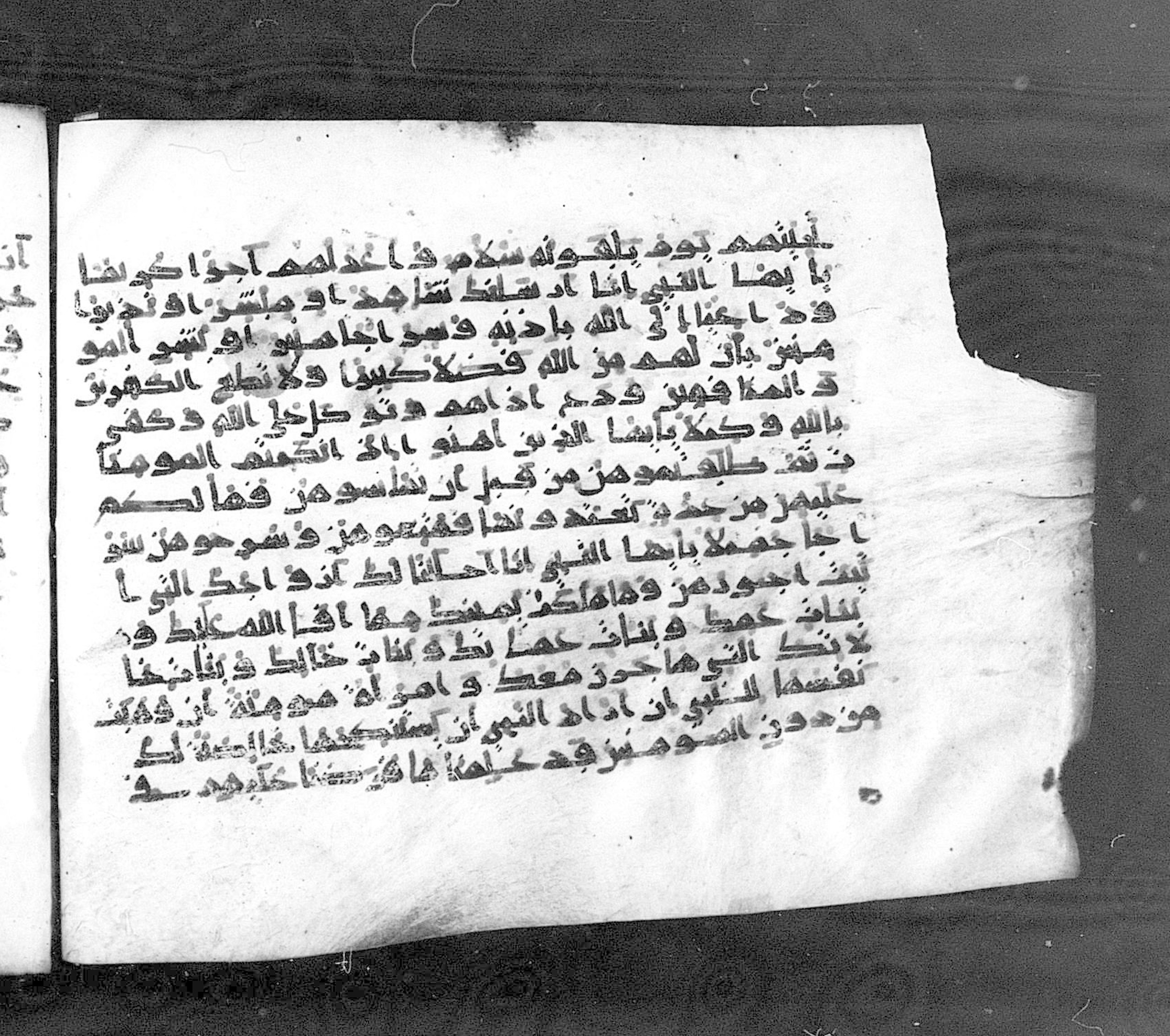 Paris, Bibliothèque nationale de France, Arabe 324 (c) (Scan 1), in Kufic C (Graphie C I a) script, showing Surah 33:49 from 8th Century AD found in Fustat (Old Cairo), Egypt, currently housed at Bibliothèque nationale de France, Paris
