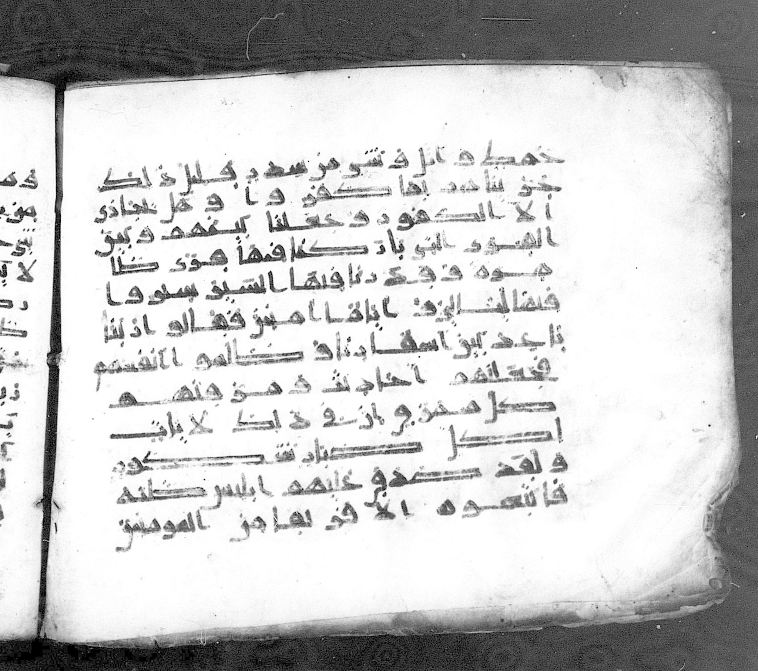 Paris, Bibliothèque nationale de France, Arabe 324 (c) (Scan 3), in Kufic C (Graphie C I a) script, showing Surah 34:16 from 8th Century AD found in Fustat (Old Cairo), Egypt, currently housed at Bibliothèque nationale de France, Paris