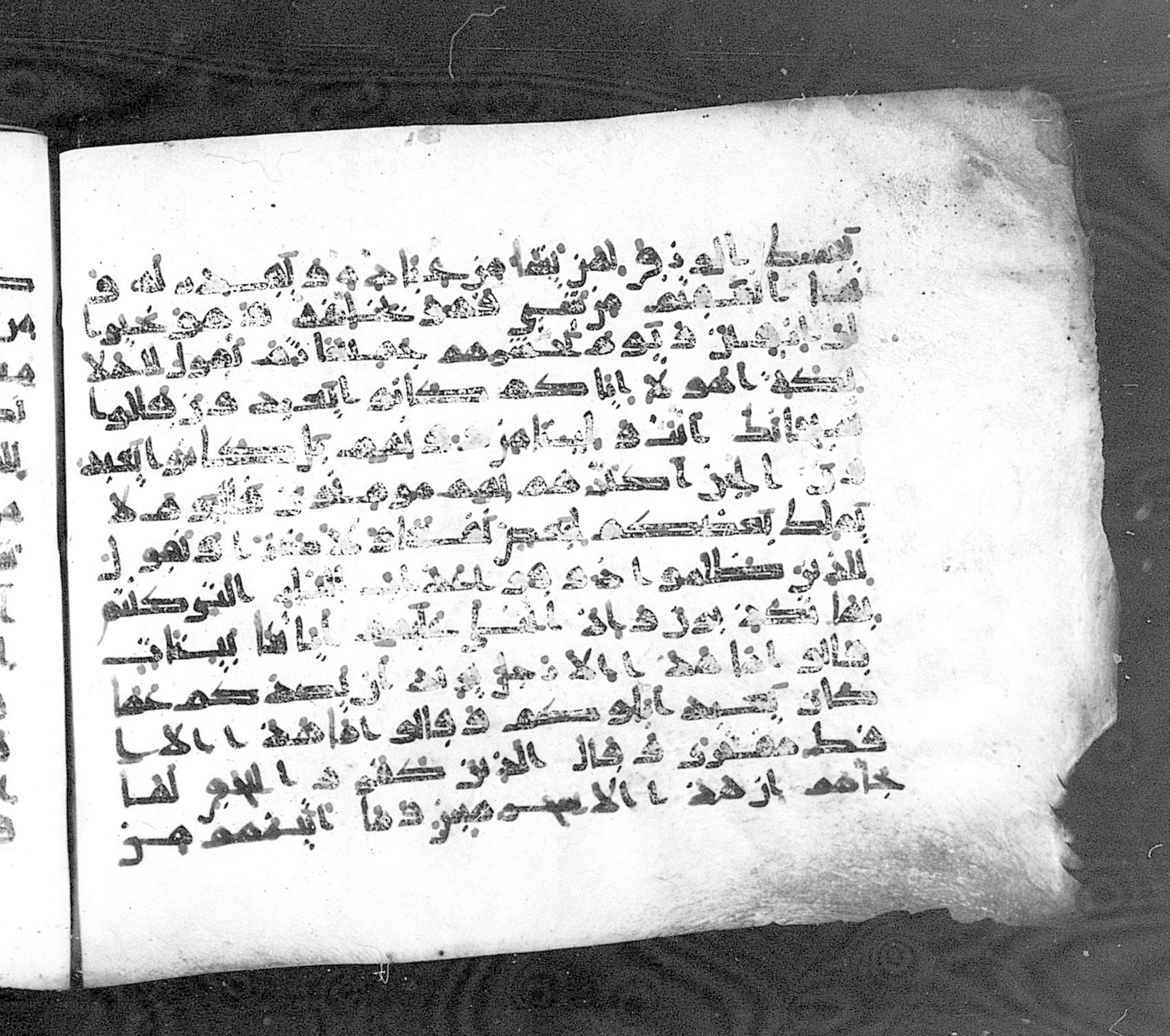 Paris, Bibliothèque nationale de France, Arabe 324 (c) (Scan 2), in Kufic C (Graphie C I a) script, showing Surah 34:44 from 8th Century AD found in Fustat (Old Cairo), Egypt, currently housed at Bibliothèque nationale de France, Paris