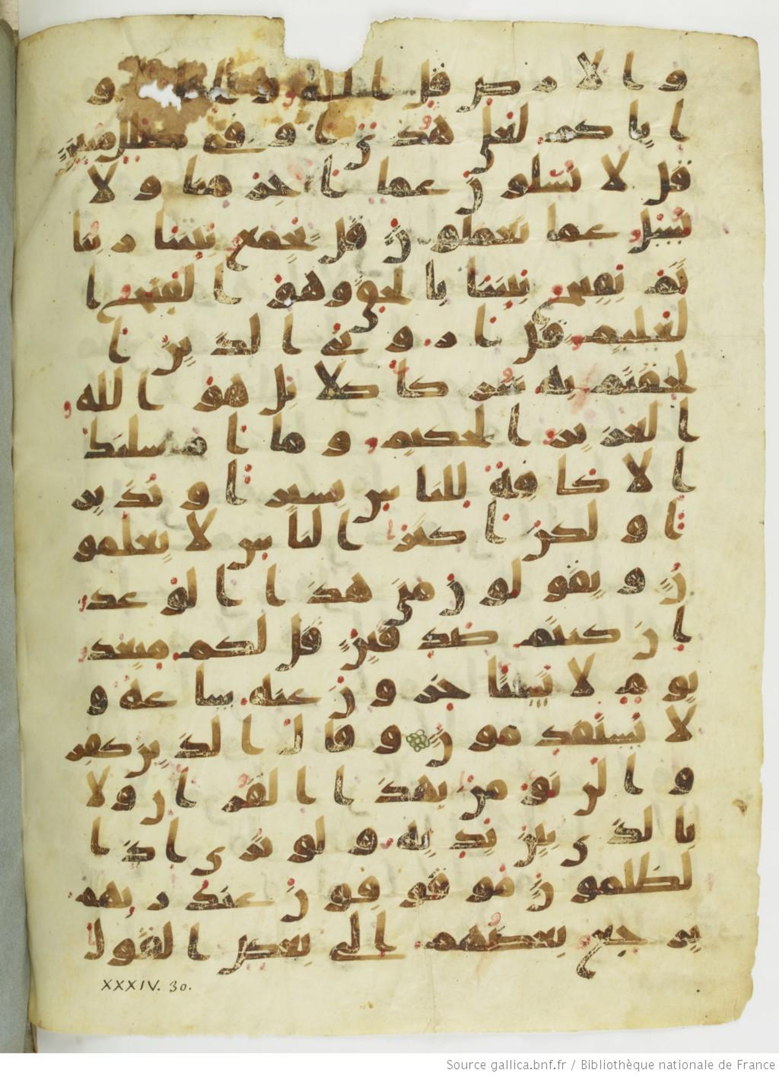 Paris, Bibliothèque nationale de France, Arabe 324 (c) (Scan 3), in Kufic C (Graphie C I a) script, showing Surah 34:28 from 8th Century AD found in Fustat (Old Cairo), Egypt, currently housed at Bibliothèque nationale de France, Paris