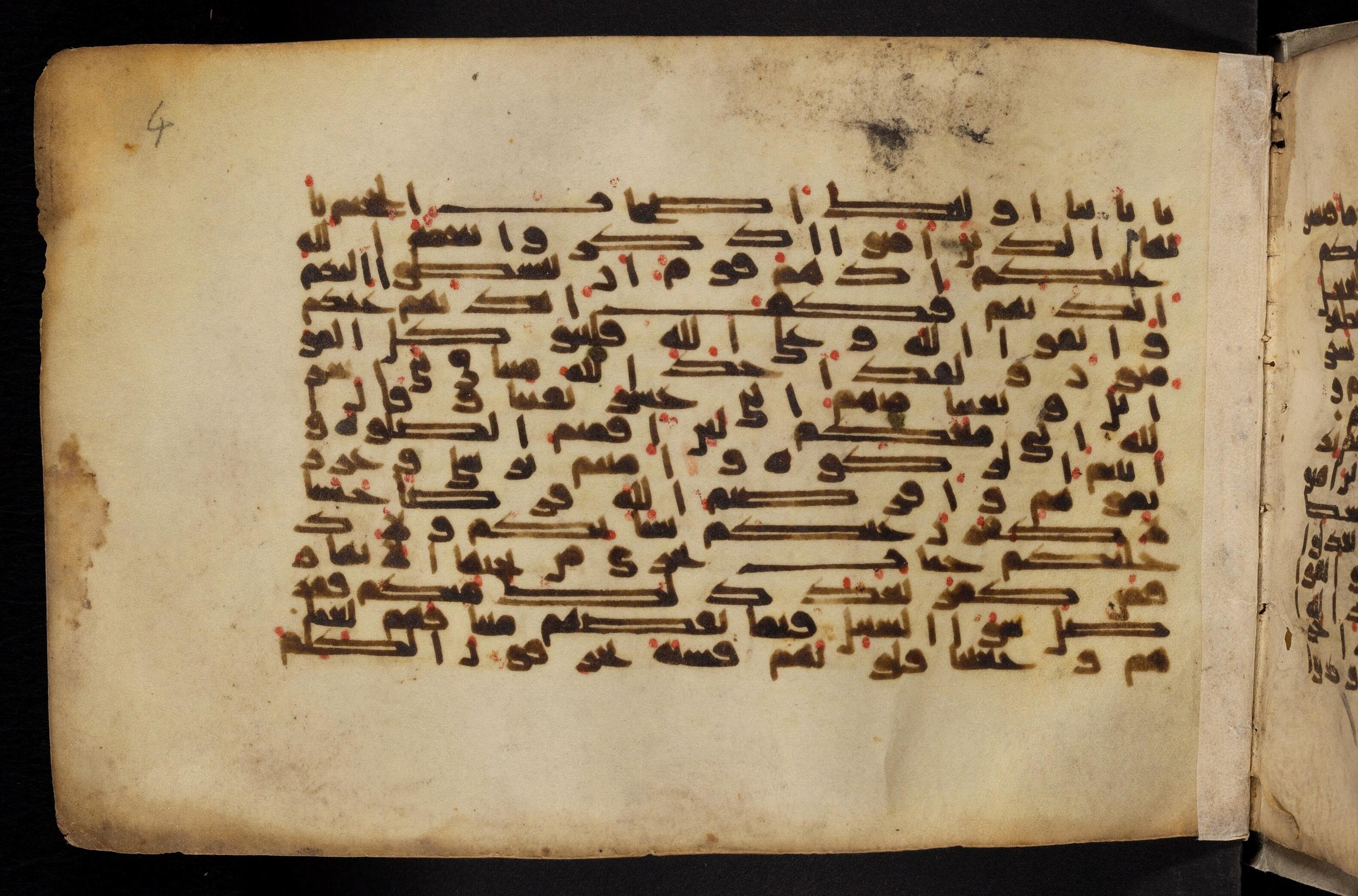 Paris, Bibliothèque nationale de France, Arabe 324 (c) (Scan 4), in Kufic C (Graphie C I a) script, showing Surah 5:10 from 8th Century AD found in Fustat (Old Cairo), Egypt, currently housed at Bibliothèque nationale de France, Paris