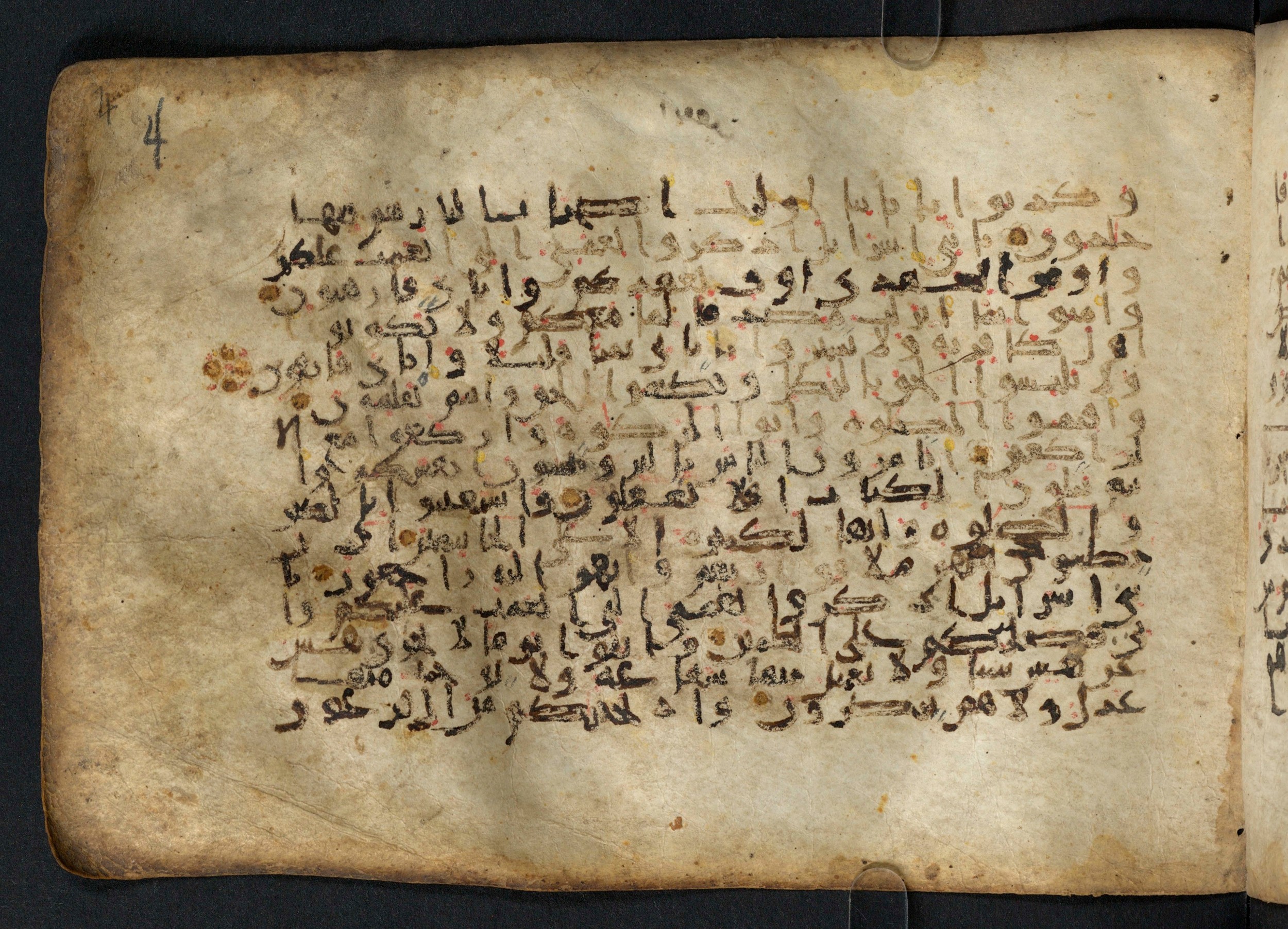 Paris, Bibliothèque nationale de France, Arabe 324 (c) (Scan 1), in Kufic C (Graphie C I a) script, showing Surah 2:49 from 8th Century AD found in Fustat (Old Cairo), Egypt, currently housed at Bibliothèque nationale de France, Paris
