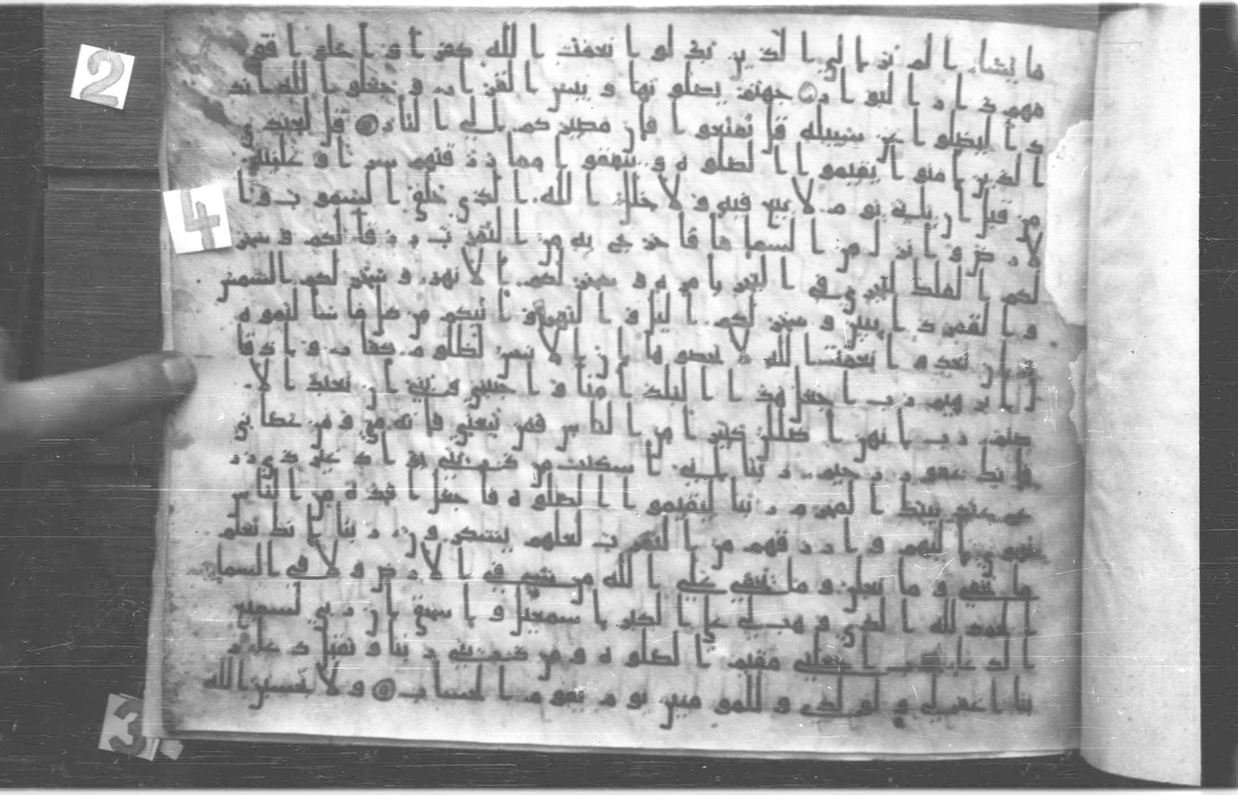 Paris, Bibliothèque nationale de France, Arabe 324 (c) (Scan 2), in Kufic C (Graphie C I a) script, showing Surah 14:39 from 8th Century AD found in Fustat (Old Cairo), Egypt, currently housed at Bibliothèque nationale de France, Paris