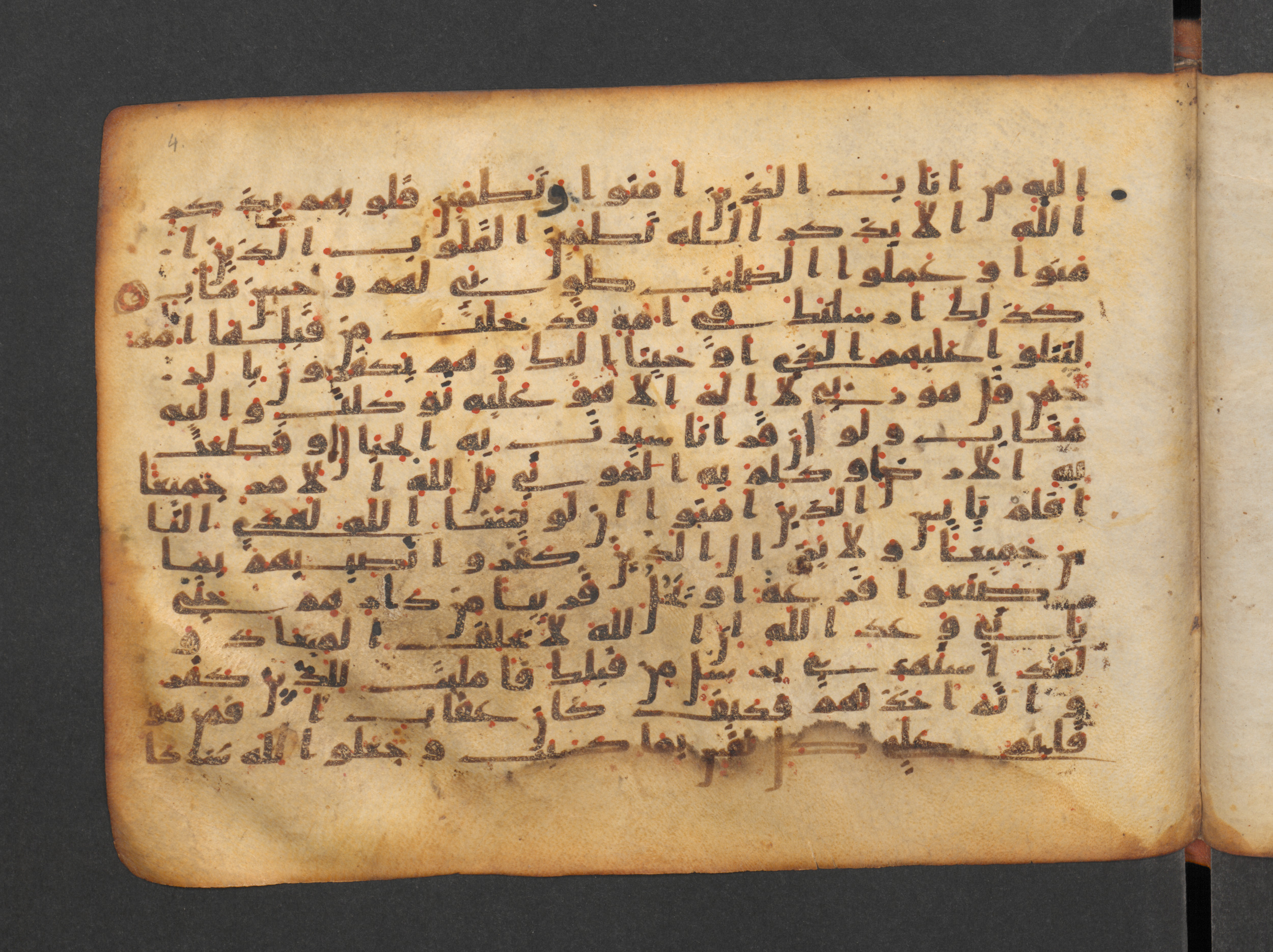 Paris, Bibliothèque nationale de France, Arabe 324 (c) (Scan 5), in Kufic C (Graphie C I a) script, showing Surah 13:33 from 8th Century AD found in Fustat (Old Cairo), Egypt, currently housed at Bibliothèque nationale de France, Paris