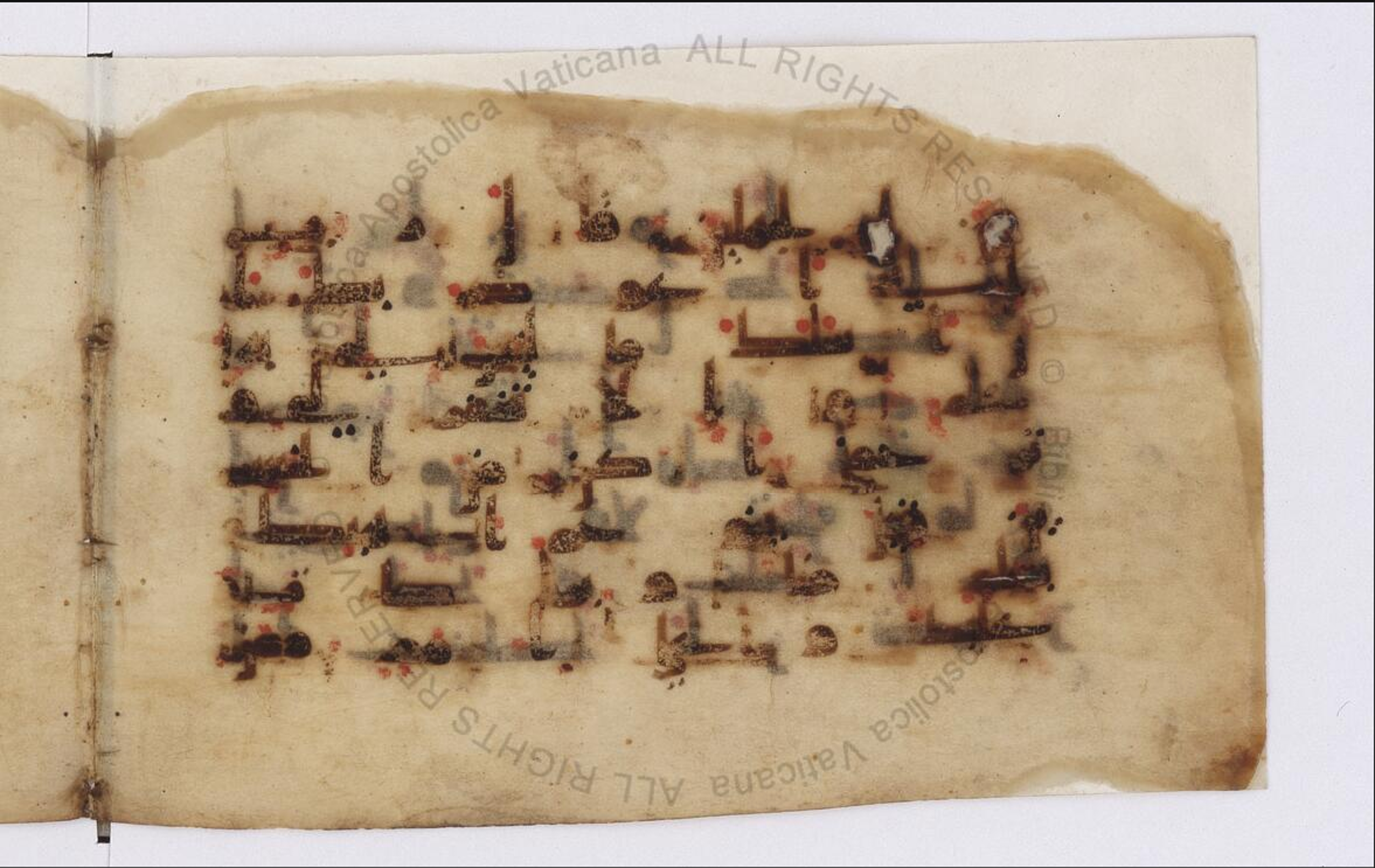 Paris, Bibliothèque nationale de France, Arabe 324 (c) (Scan 4), in Kufic C (Graphie C I a) script, showing Surah 11:46 from 8th Century AD found in Fustat (Old Cairo), Egypt, currently housed at Bibliothèque nationale de France, Paris