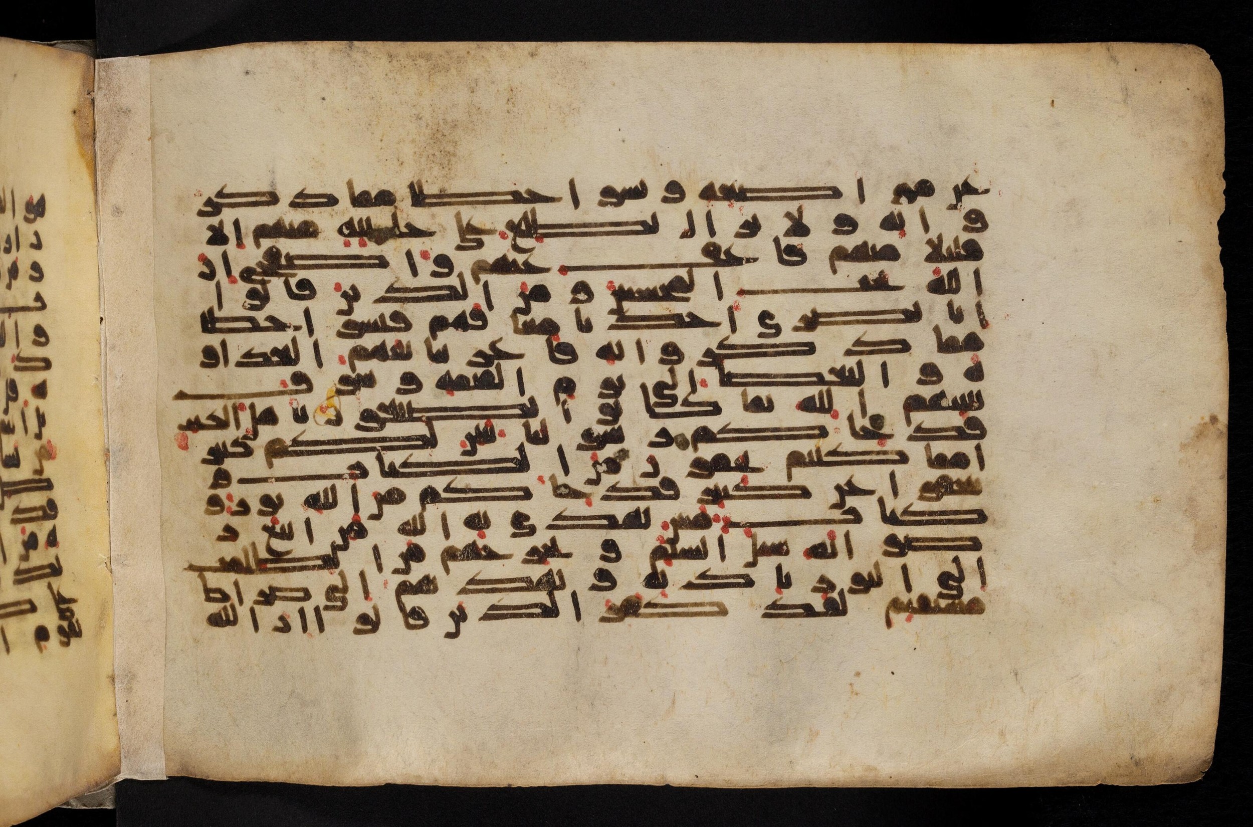 Paris, Bibliothèque nationale de France, Arabe 324 (c) (Scan 4), in Kufic C (Graphie C I a) script, showing Surah 5:14 from 8th Century AD found in Fustat (Old Cairo), Egypt, currently housed at Bibliothèque nationale de France, Paris