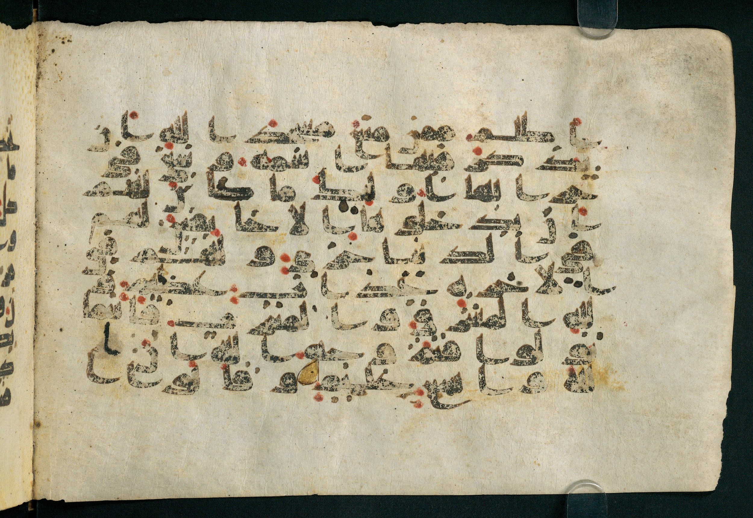 Paris, Bibliothèque nationale de France, Arabe 324 (c) (Scan 4), in Kufic C (Graphie C I a) script, showing Surah 2:116 from 8th Century AD found in Fustat (Old Cairo), Egypt, currently housed at Bibliothèque nationale de France, Paris