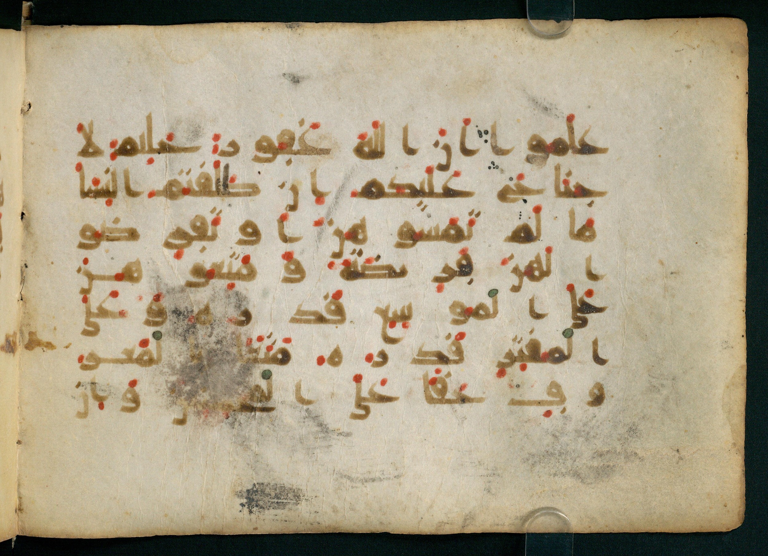 Paris, Bibliothèque nationale de France, Arabe 324 (c) (Scan 4), in Kufic C (Graphie C I a) script, showing Surah 2:237 from 8th Century AD found in Fustat (Old Cairo), Egypt, currently housed at Bibliothèque nationale de France, Paris