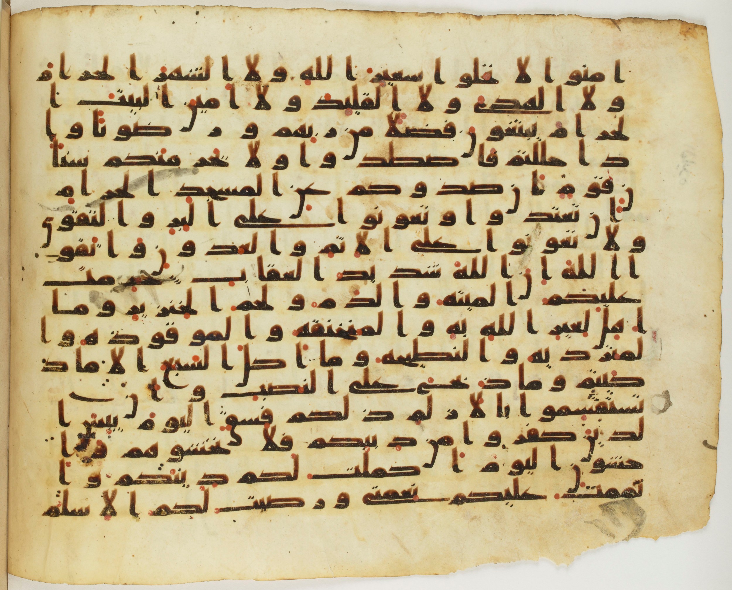 Paris, Bibliothèque nationale de France, Arabe 324 (c) (Scan 10), in Kufic C (Graphie C I a) script, showing Surah 5:2 from 8th Century AD found in Fustat (Old Cairo), Egypt, currently housed at Bibliothèque nationale de France, Paris
