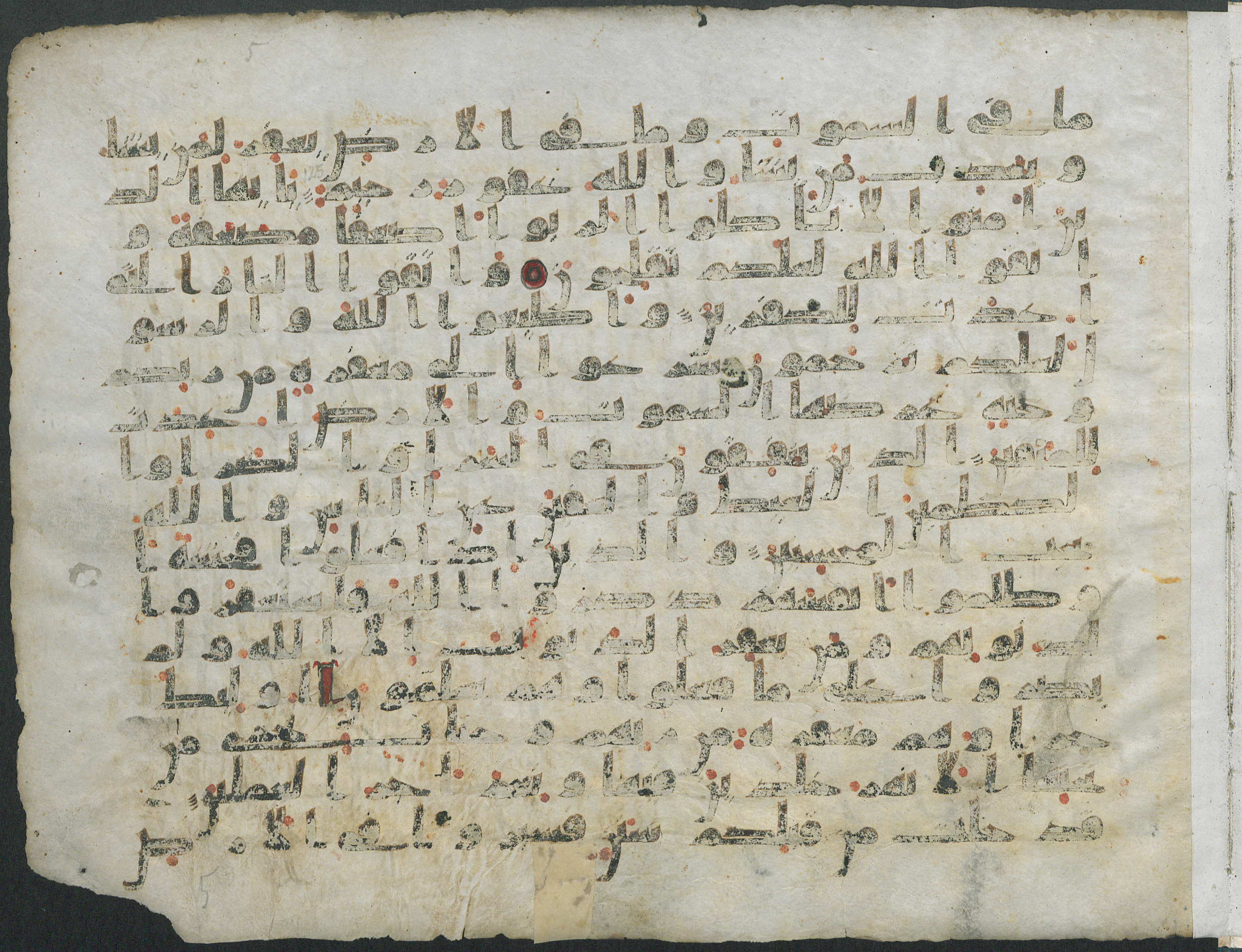 Paris, Bibliothèque nationale de France, Arabe 324 (c) (Scan 2), in Kufic C (Graphie C I a) script, showing Surah 3:136 from 8th Century AD found in Fustat (Old Cairo), Egypt, currently housed at Bibliothèque nationale de France, Paris
