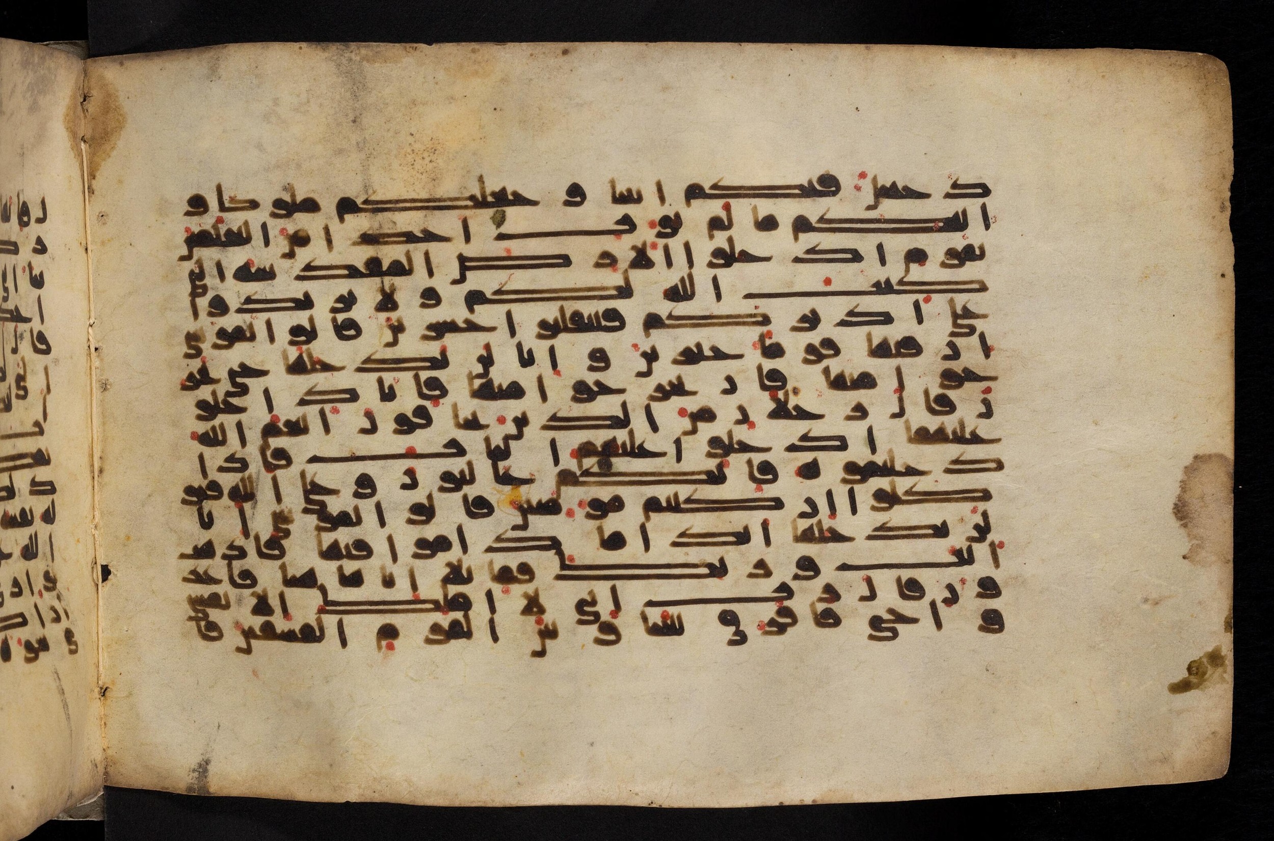 Paris, Bibliothèque nationale de France, Arabe 324 (c) (Scan 3), in Kufic C (Graphie C I a) script, showing Surah 5:21 from 8th Century AD found in Fustat (Old Cairo), Egypt, currently housed at Bibliothèque nationale de France, Paris