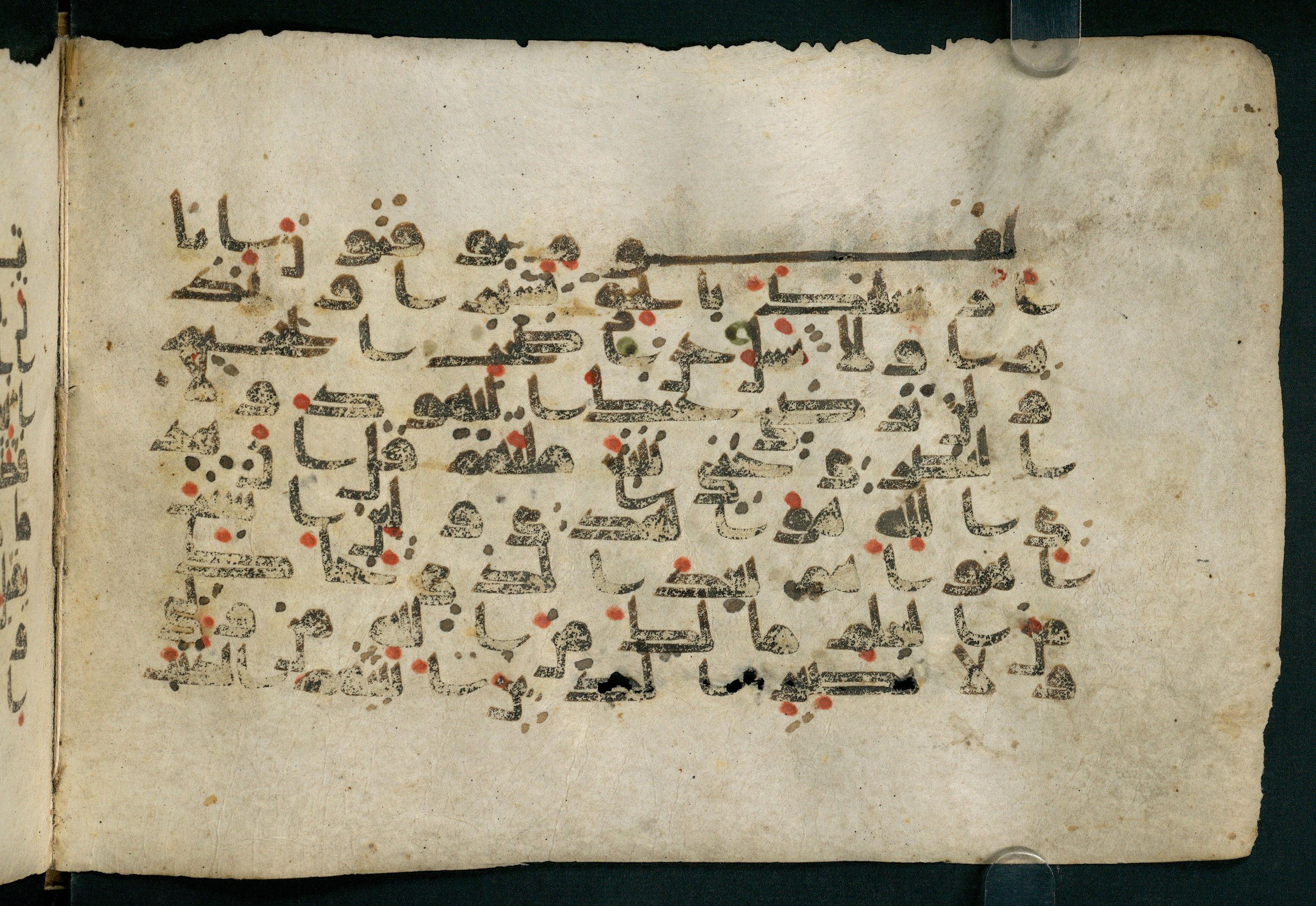Paris, Bibliothèque nationale de France, Arabe 324 (c) (Scan 3), in Kufic C (Graphie C I a) script, showing Surah 2:121 from 8th Century AD found in Fustat (Old Cairo), Egypt, currently housed at Bibliothèque nationale de France, Paris