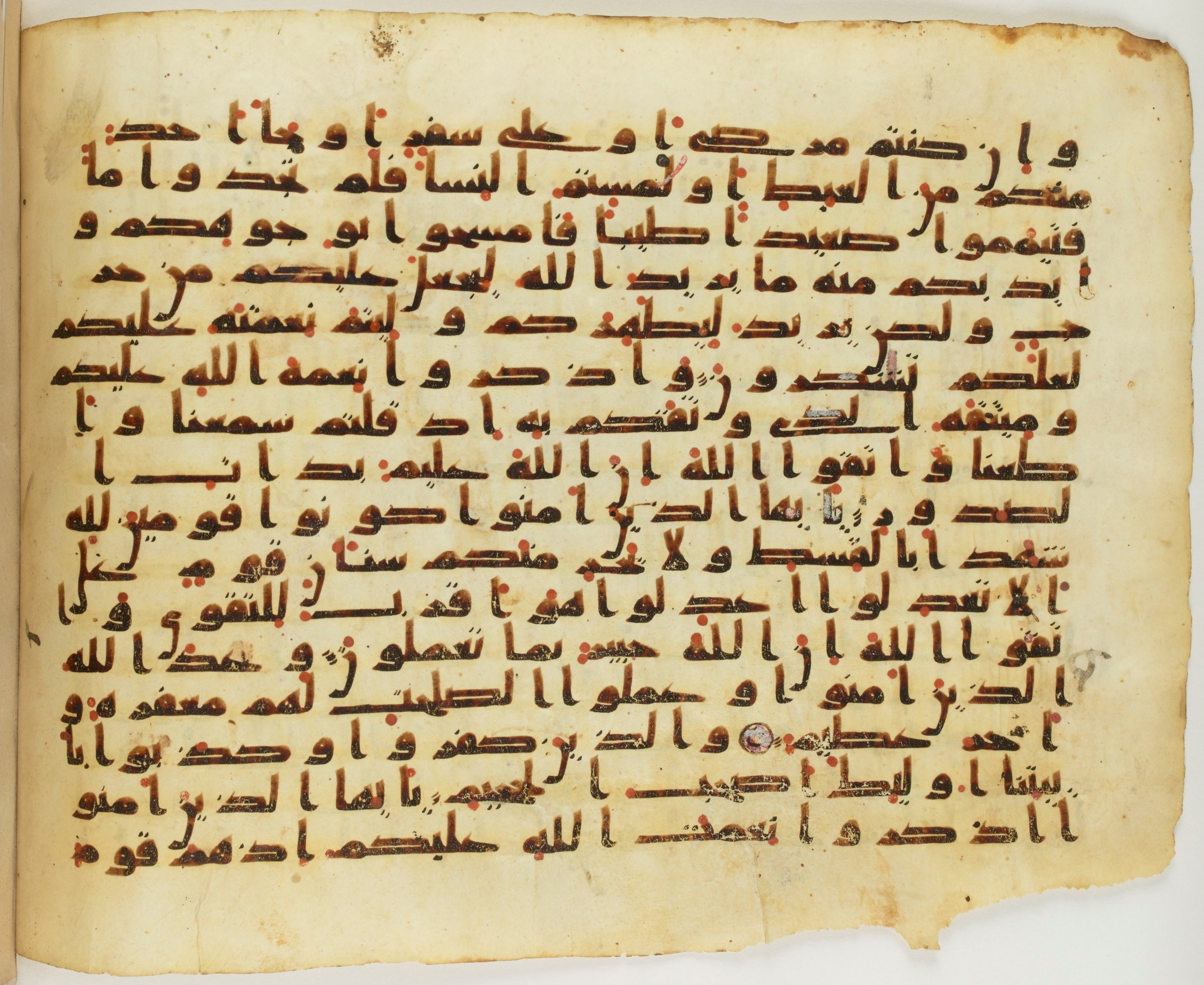 Paris, Bibliothèque nationale de France, Arabe 324 (c) (Scan 4), in Kufic C (Graphie C I a) script, showing Surah 5:7 from 8th Century AD found in Fustat (Old Cairo), Egypt, currently housed at Bibliothèque nationale de France, Paris