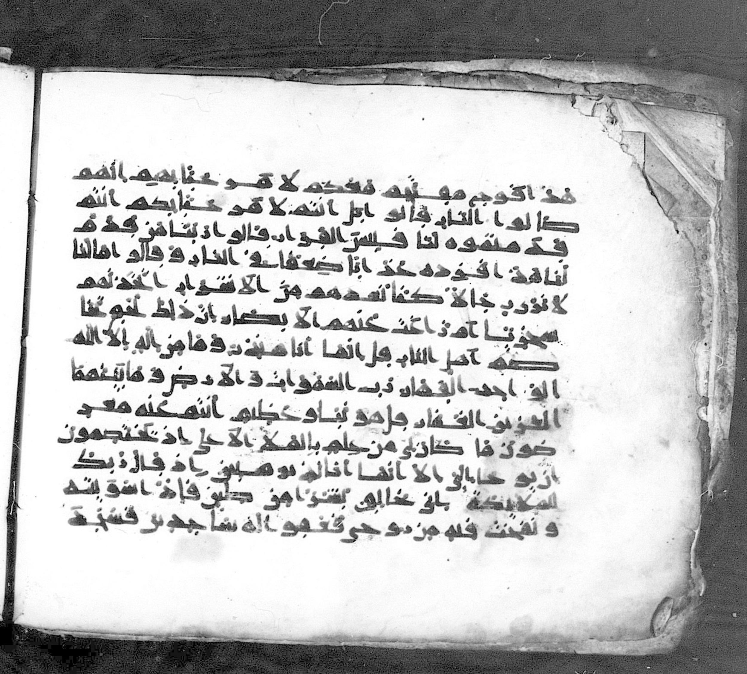 Paris, Bibliothèque nationale de France, Arabe 324 (c) (Scan 1), in Kufic C (Graphie C I a) script, showing Surah 38:71 from 8th Century AD found in Fustat (Old Cairo), Egypt, currently housed at Bibliothèque nationale de France, Paris