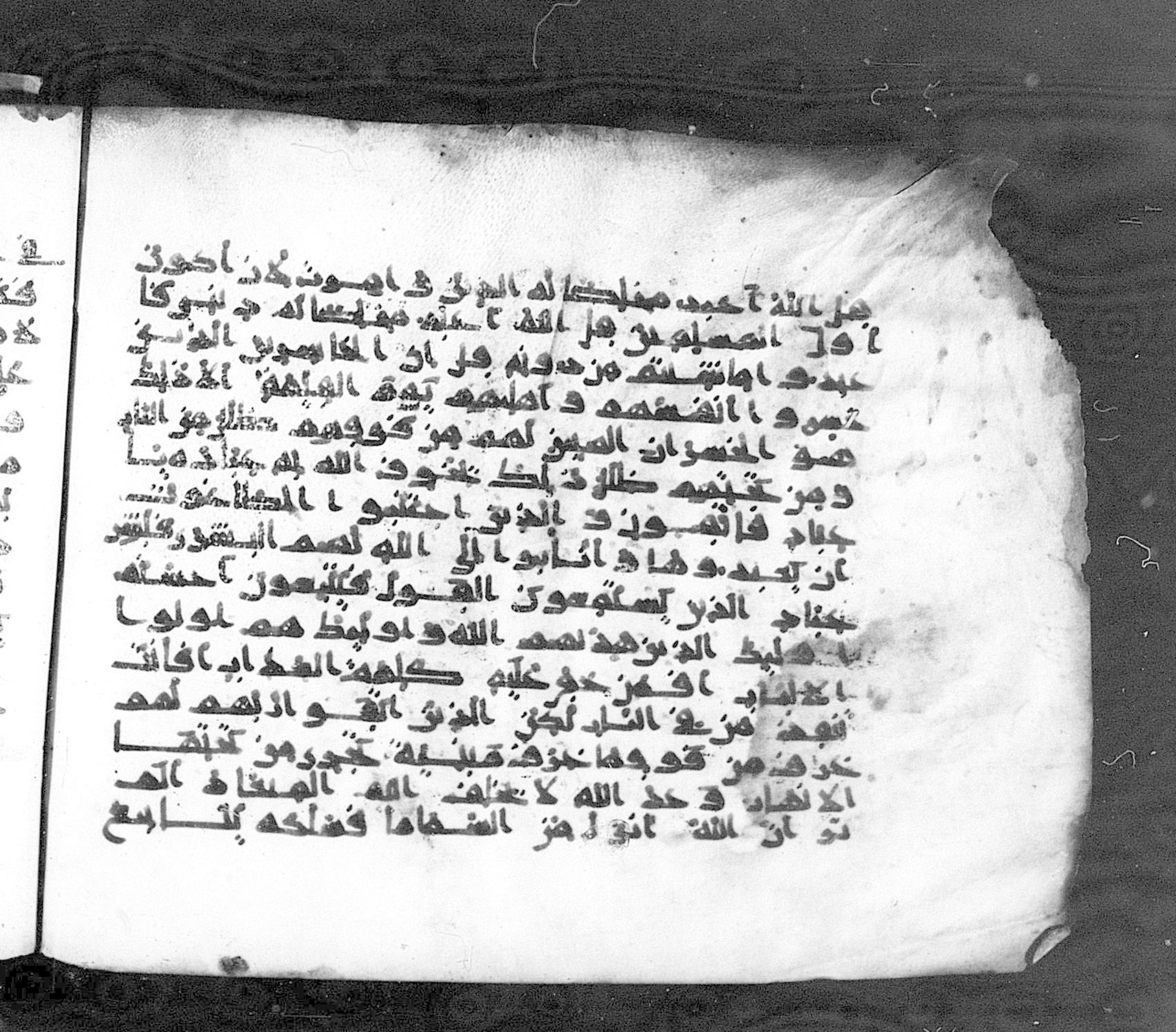 Paris, Bibliothèque nationale de France, Arabe 324 (c) (Scan 1), in Kufic C (Graphie C I a) script, showing Surah 39:17 from 8th Century AD found in Fustat (Old Cairo), Egypt, currently housed at Bibliothèque nationale de France, Paris