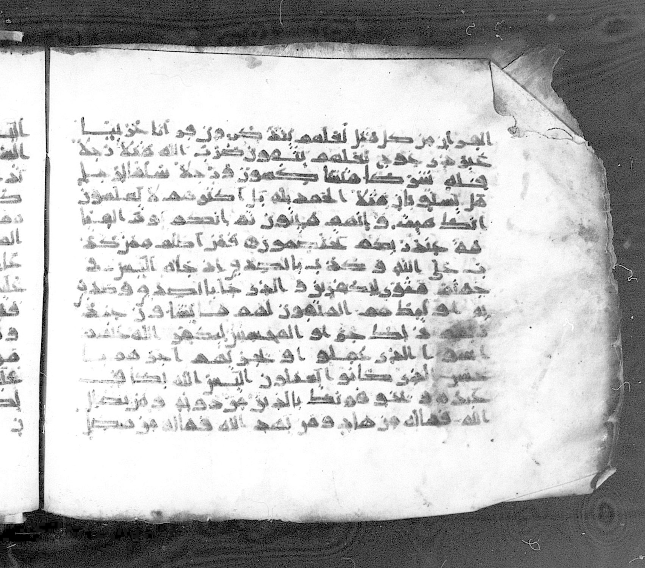 Paris, Bibliothèque nationale de France, Arabe 324 (c) (Scan 1), in Kufic C (Graphie C I a) script, showing Surah 39:32 from 8th Century AD found in Fustat (Old Cairo), Egypt, currently housed at Bibliothèque nationale de France, Paris