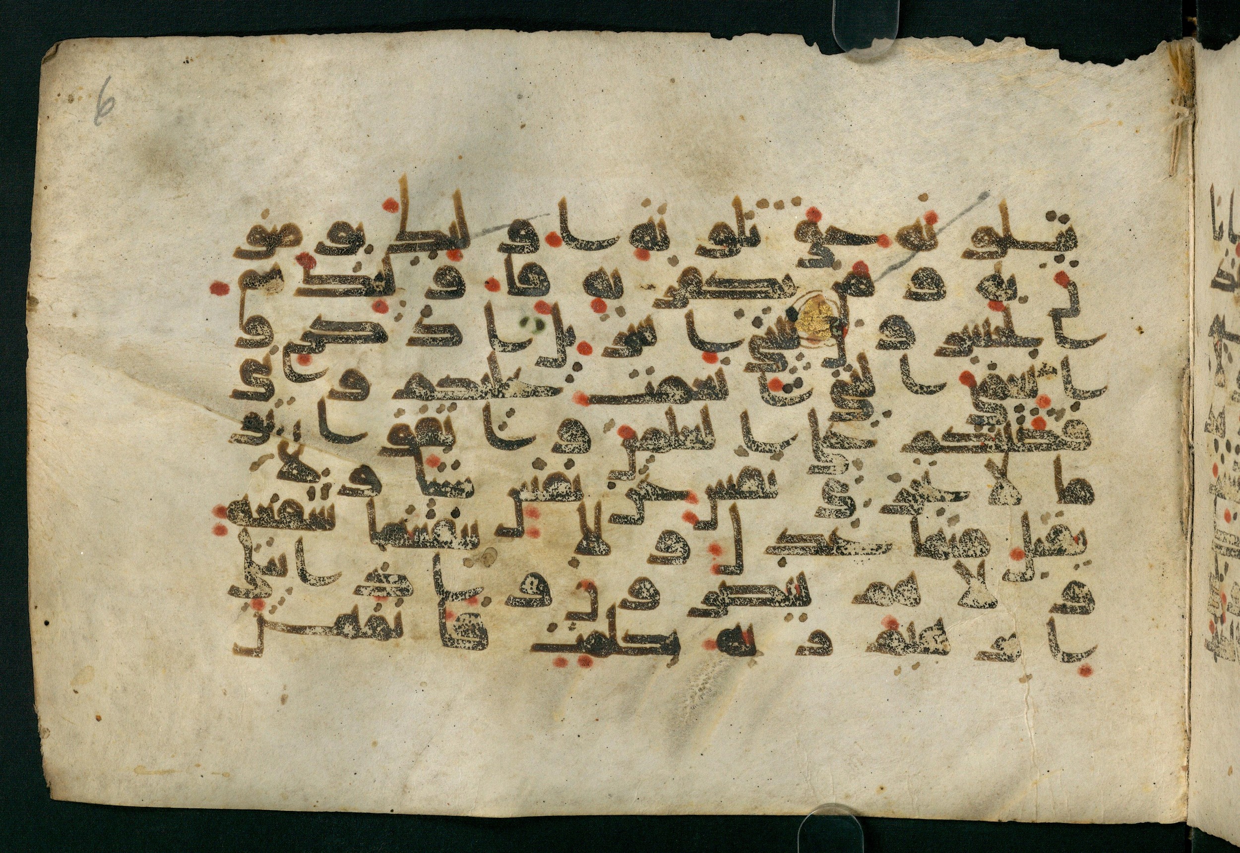 Paris, Bibliothèque nationale de France, Arabe 324 (c) (Scan 3), in Kufic C (Graphie C I a) script, showing Surah 2:124 from 8th Century AD found in Fustat (Old Cairo), Egypt, currently housed at Bibliothèque nationale de France, Paris