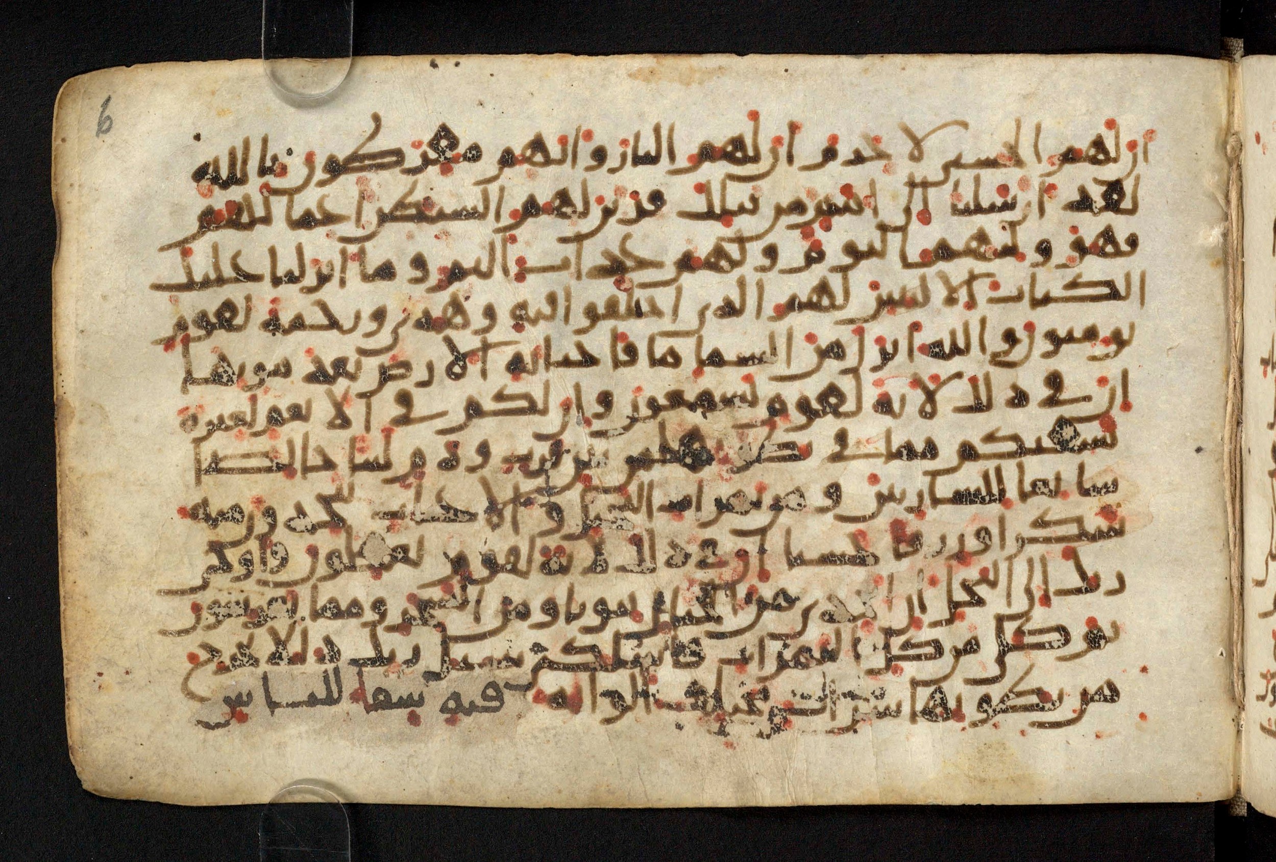 Paris, Bibliothèque nationale de France, Arabe 324 (c) (Scan 3), in Kufic C (Graphie C I a) script, showing Surah 16:64 from 8th Century AD found in Fustat (Old Cairo), Egypt, currently housed at Bibliothèque nationale de France, Paris
