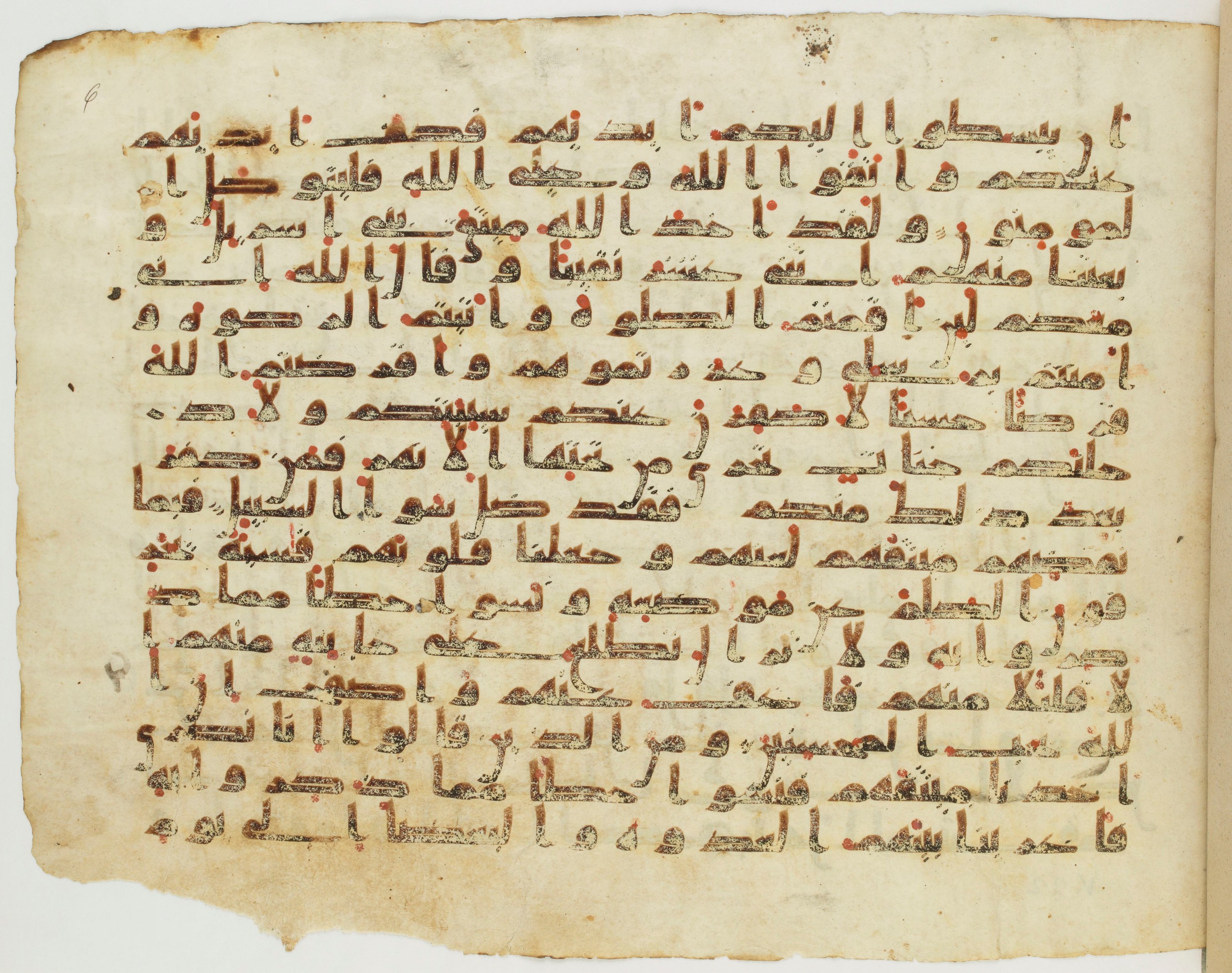 Paris, Bibliothèque nationale de France, Arabe 324 (c) (Scan 6), in Kufic C (Graphie C I a) script, showing Surah 5:12 from 8th Century AD found in Fustat (Old Cairo), Egypt, currently housed at Bibliothèque nationale de France, Paris