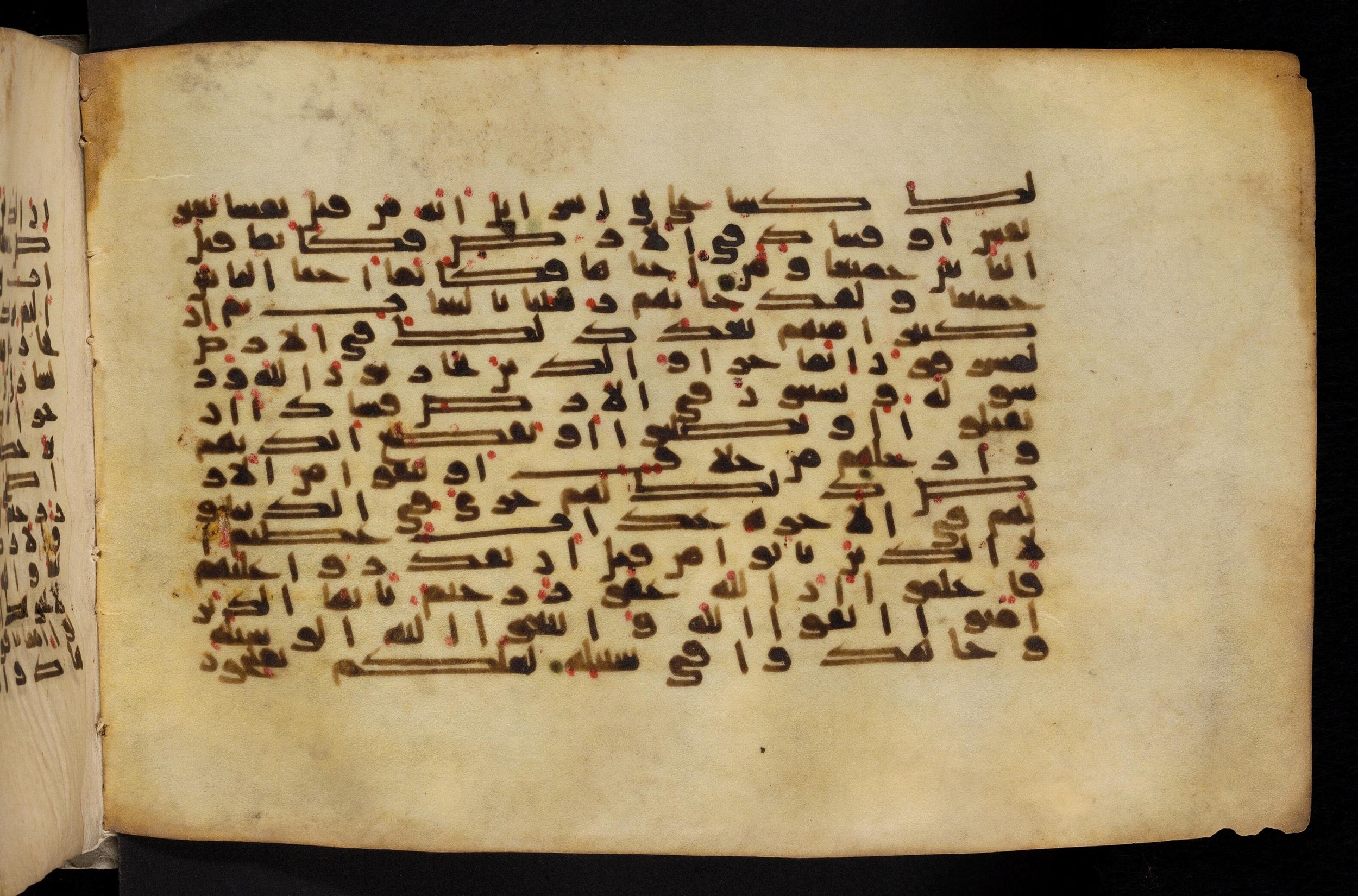 Paris, Bibliothèque nationale de France, Arabe 324 (c) (Scan 4), in Kufic C (Graphie C I a) script, showing Surah 5:32 from 8th Century AD found in Fustat (Old Cairo), Egypt, currently housed at Bibliothèque nationale de France, Paris