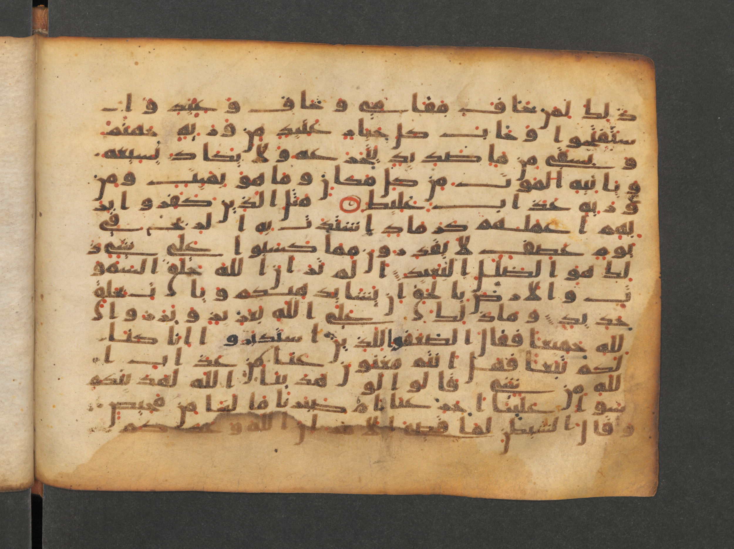 Paris, Bibliothèque nationale de France, Arabe 324 (c) (Scan 5), in Kufic C (Graphie C I a) script, showing Surah 14:21 from 8th Century AD found in Fustat (Old Cairo), Egypt, currently housed at Bibliothèque nationale de France, Paris