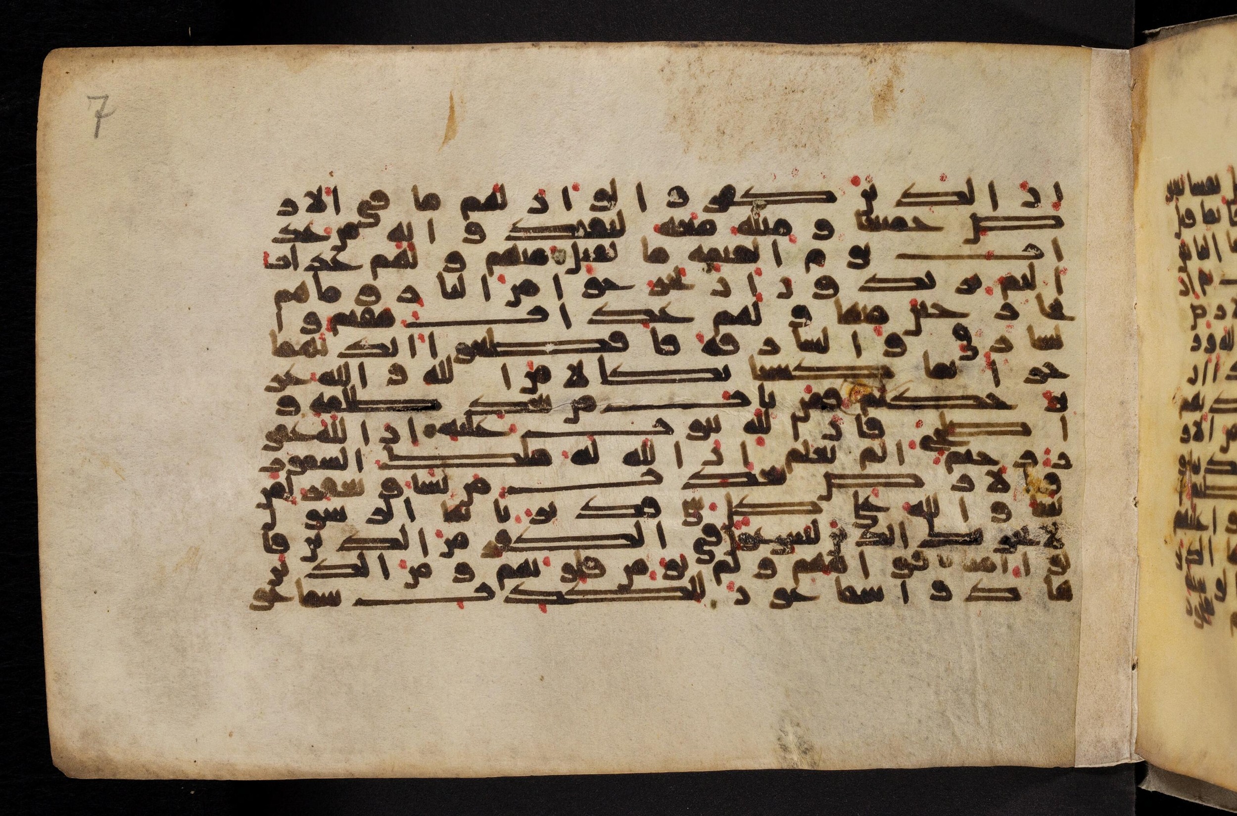 Paris, Bibliothèque nationale de France, Arabe 324 (c) (Scan 2), in Kufic C (Graphie C I a) script, showing Surah 5:39 from 8th Century AD found in Fustat (Old Cairo), Egypt, currently housed at Bibliothèque nationale de France, Paris