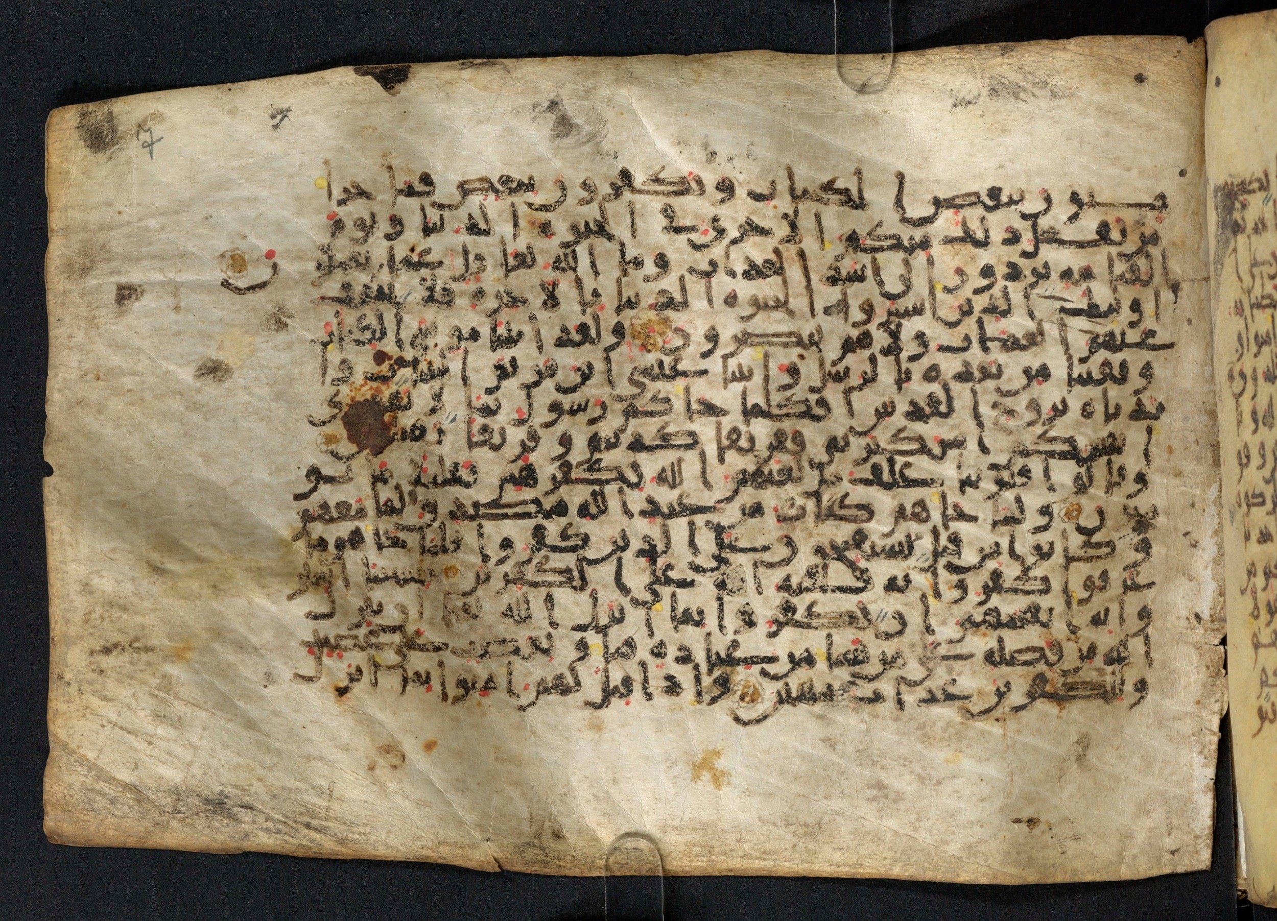 Paris, Bibliothèque nationale de France, Arabe 324 (c) (Scan 3), in Kufic C (Graphie C I a) script, showing Surah 2:87 from 8th Century AD found in Fustat (Old Cairo), Egypt, currently housed at Bibliothèque nationale de France, Paris