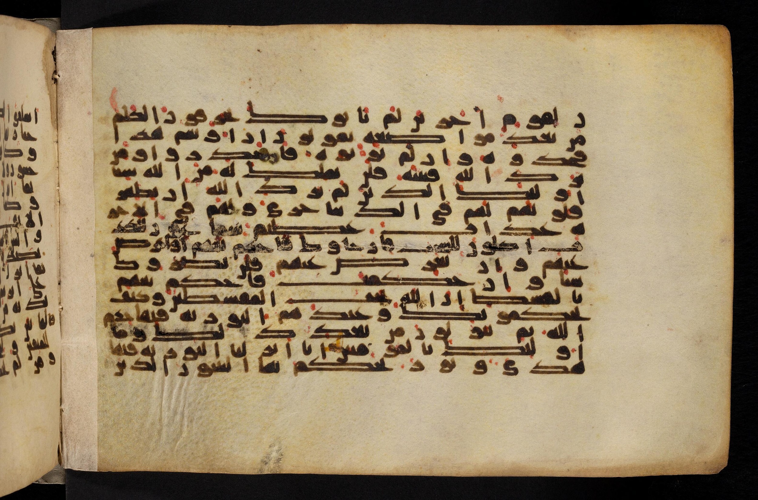 Paris, Bibliothèque nationale de France, Arabe 324 (c) (Scan 5), in Kufic C (Graphie C I a) script, showing Surah 5:43 from 8th Century AD found in Fustat (Old Cairo), Egypt, currently housed at Bibliothèque nationale de France, Paris