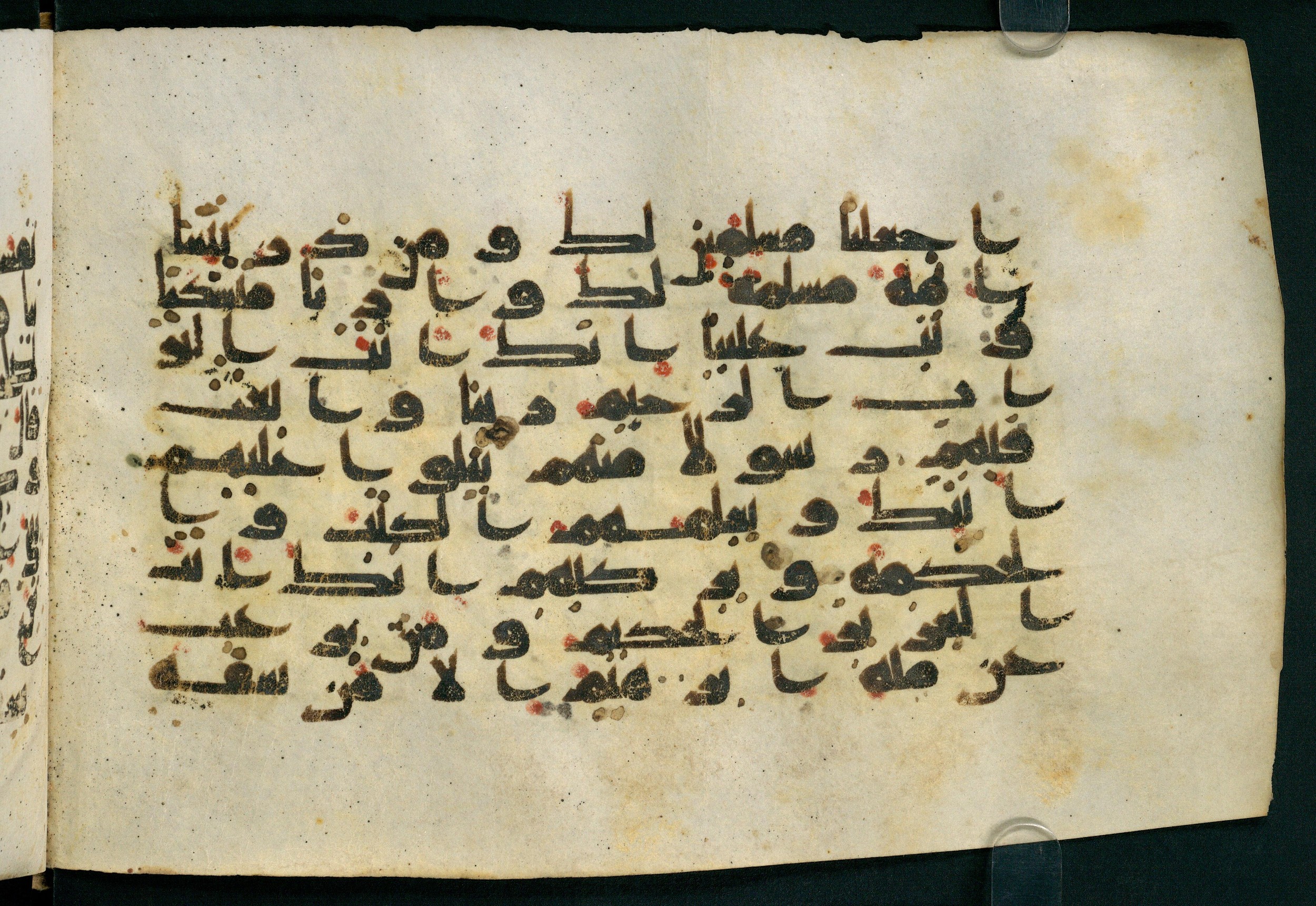 Paris, Bibliothèque nationale de France, Arabe 324 (c) (Scan 5), in Kufic C (Graphie C I a) script, showing Surah 2:130 from 8th Century AD found in Fustat (Old Cairo), Egypt, currently housed at Bibliothèque nationale de France, Paris