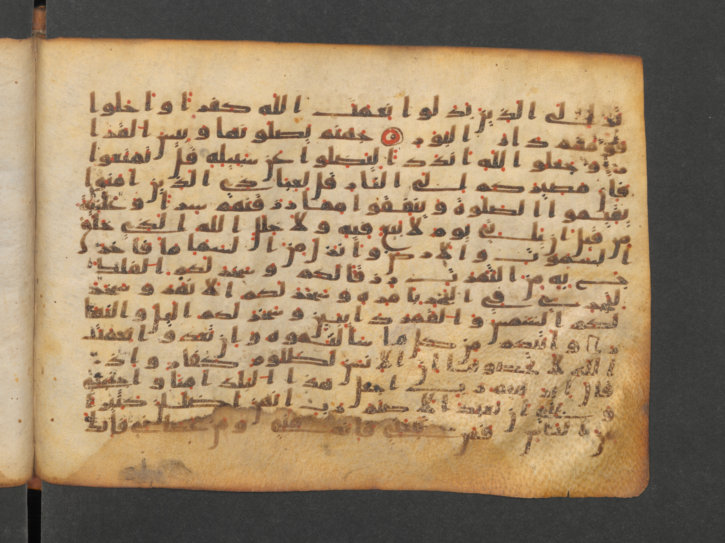Paris, Bibliothèque nationale de France, Arabe 324 (c) (Scan 4), in Kufic C (Graphie C I a) script, showing Surah 14:32 from 8th Century AD found in Fustat (Old Cairo), Egypt, currently housed at Bibliothèque nationale de France, Paris