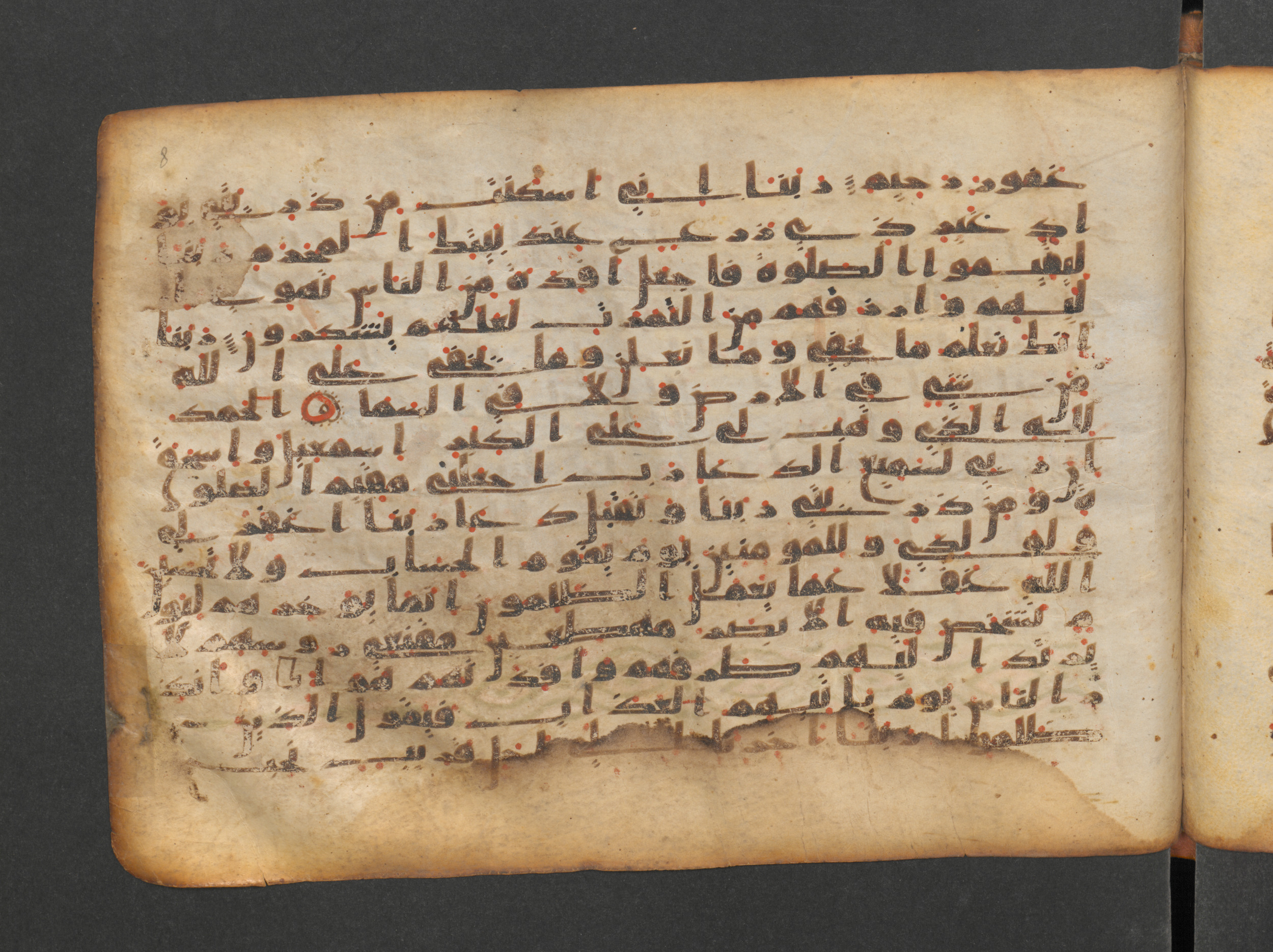 Paris, Bibliothèque nationale de France, Arabe 324 (c) (Scan 4), in Kufic C (Graphie C I a) script, showing Surah 14:39 from 8th Century AD found in Fustat (Old Cairo), Egypt, currently housed at Bibliothèque nationale de France, Paris