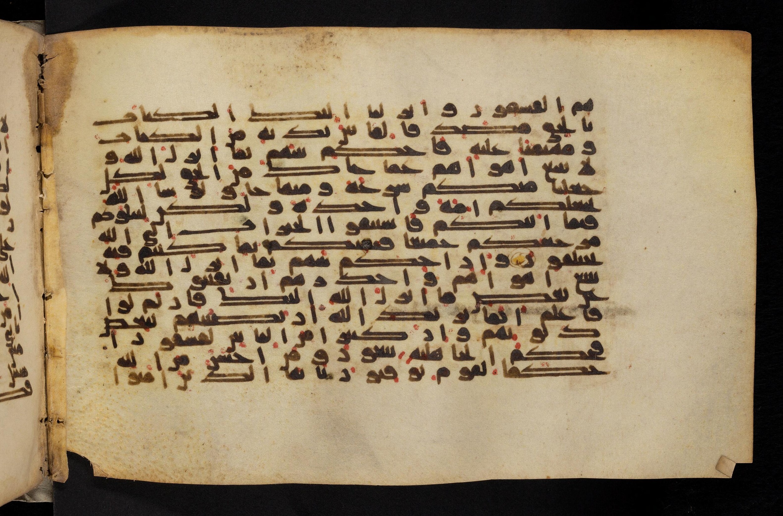 Paris, Bibliothèque nationale de France, Arabe 324 (c) (Scan 3), in Kufic C (Graphie C I a) script, showing Surah 5:48 from 8th Century AD found in Fustat (Old Cairo), Egypt, currently housed at Bibliothèque nationale de France, Paris