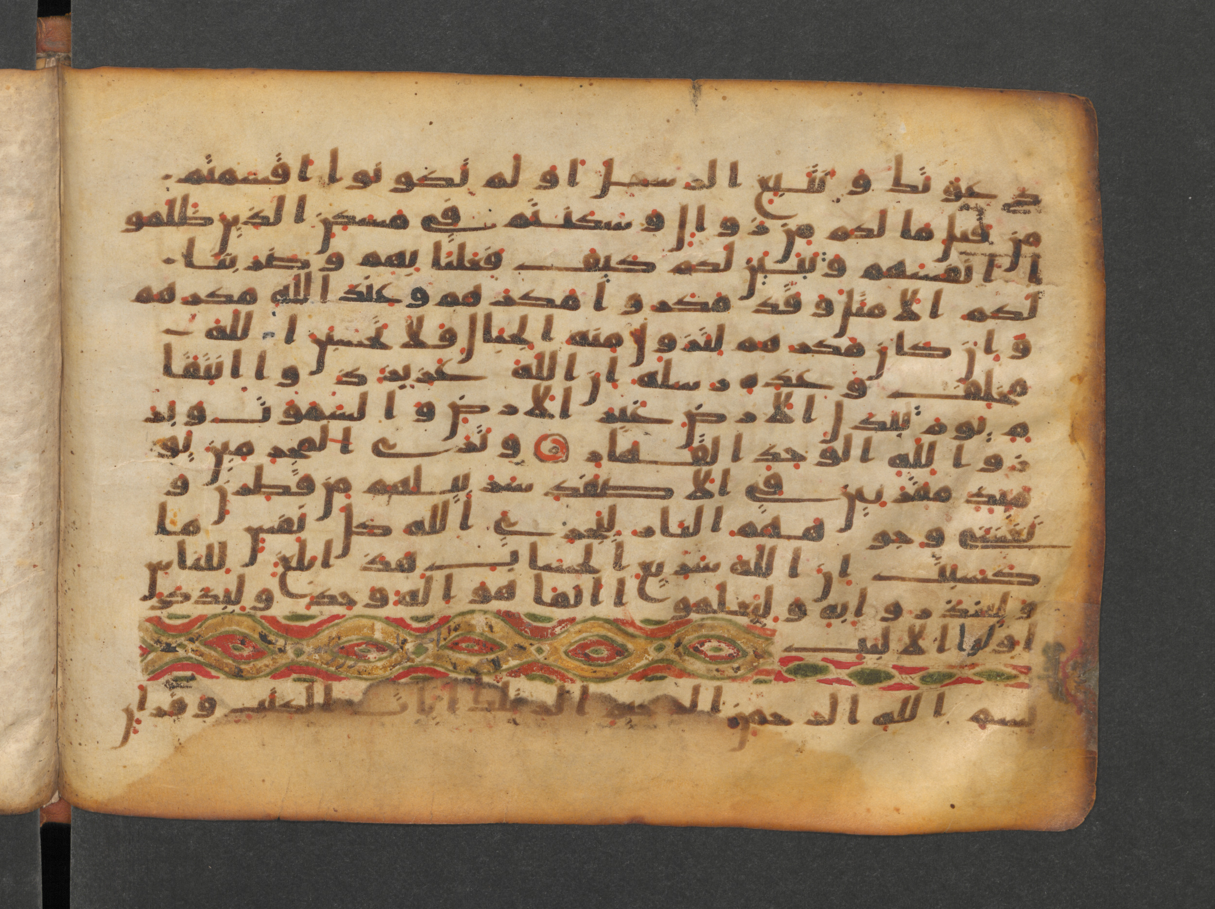 Paris, Bibliothèque nationale de France, Arabe 324 (c) (Scan 4), in Kufic C (Graphie C I a) script, showing Surah 14:49 from 8th Century AD found in Fustat (Old Cairo), Egypt, currently housed at Bibliothèque nationale de France, Paris