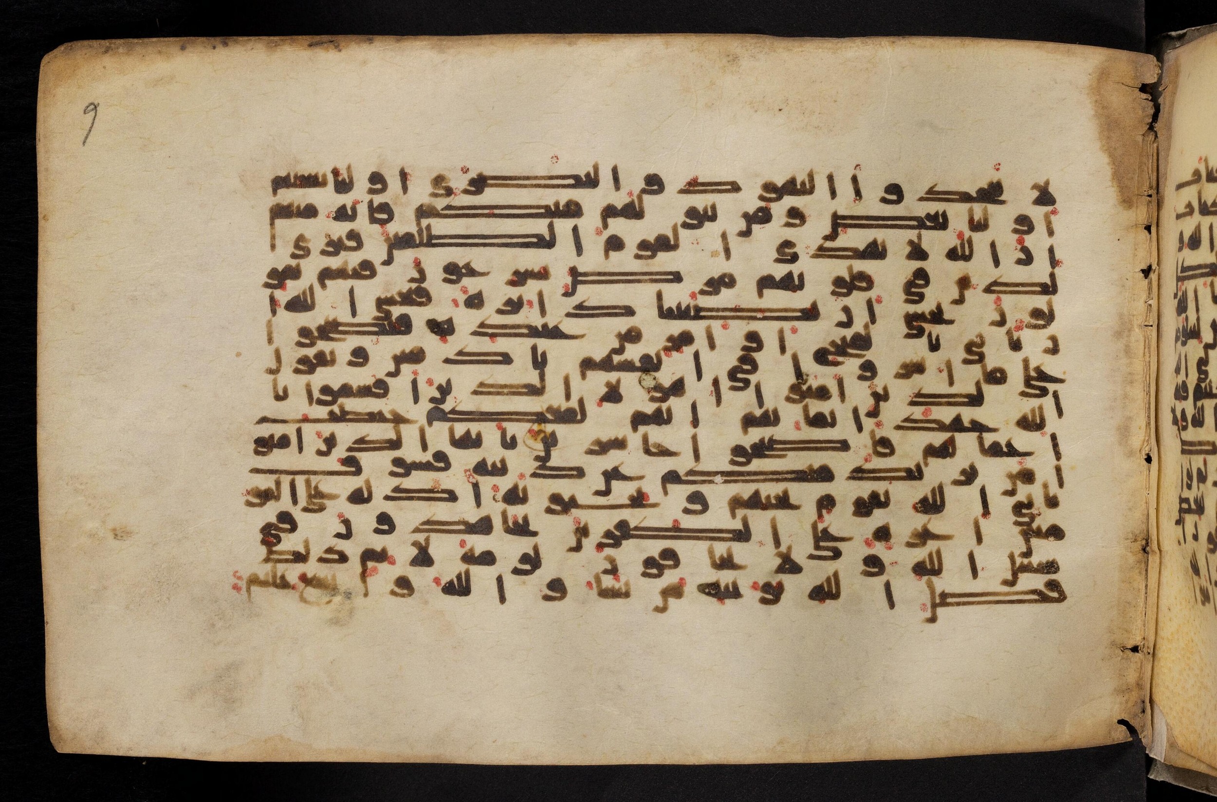 Paris, Bibliothèque nationale de France, Arabe 324 (c) (Scan 4), in Kufic C (Graphie C I a) script, showing Surah 5:51 from 8th Century AD found in Fustat (Old Cairo), Egypt, currently housed at Bibliothèque nationale de France, Paris