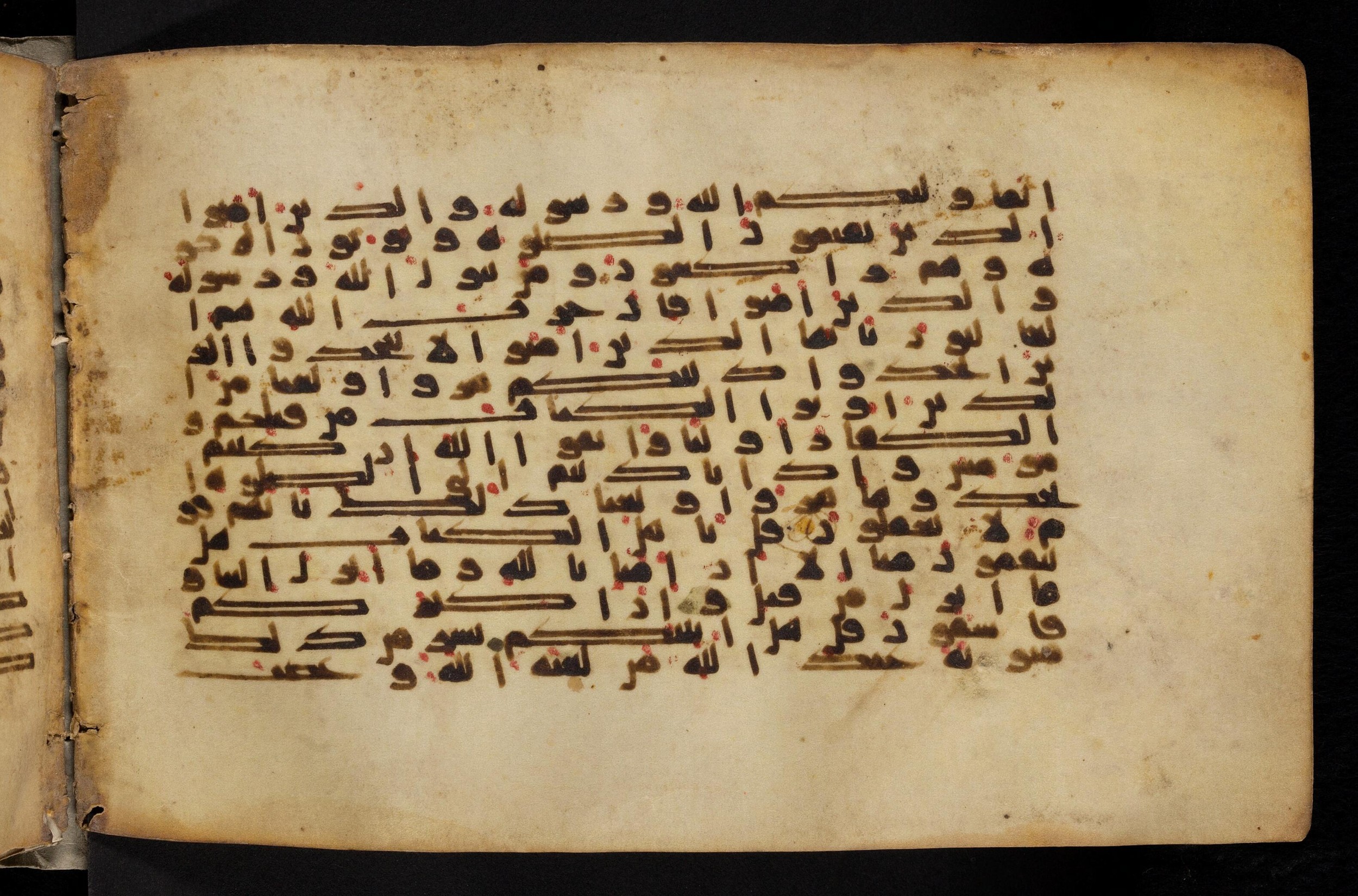 Paris, Bibliothèque nationale de France, Arabe 324 (c) (Scan 2), in Kufic C (Graphie C I a) script, showing Surah 5:56 from 8th Century AD found in Fustat (Old Cairo), Egypt, currently housed at Bibliothèque nationale de France, Paris