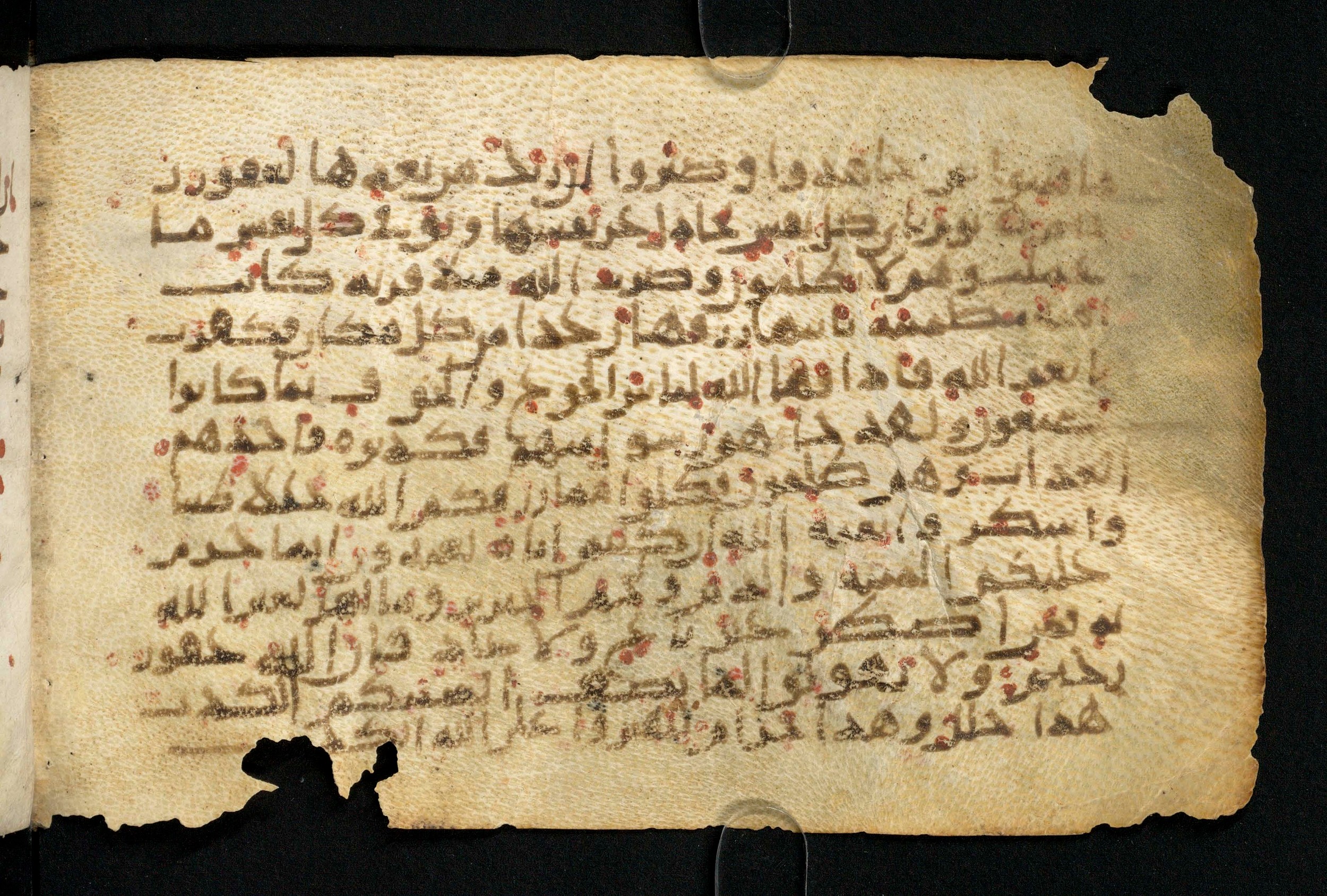 Paris, Bibliothèque nationale de France, Arabe 324 (c) (Scan 3), in Kufic C (Graphie C I a) script, showing Surah 16:113 from 8th Century AD found in Fustat (Old Cairo), Egypt, currently housed at Bibliothèque nationale de France, Paris