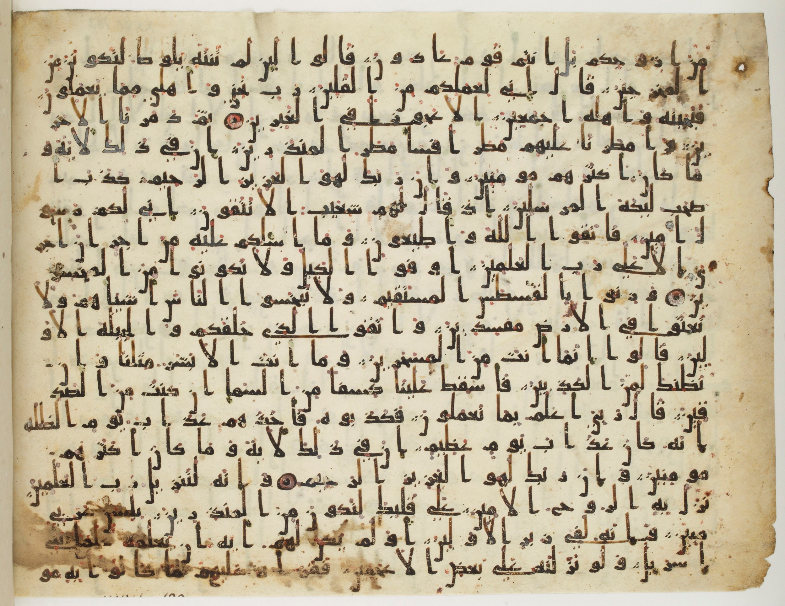 Paris, Bibliothèque nationale de France, Arabe 324 (c) (Scan 5), in Kufic C (Graphie C I a) script, showing Surah 26:175 from 8th Century AD found in Fustat (Old Cairo), Egypt, currently housed at Bibliothèque nationale de France, Paris