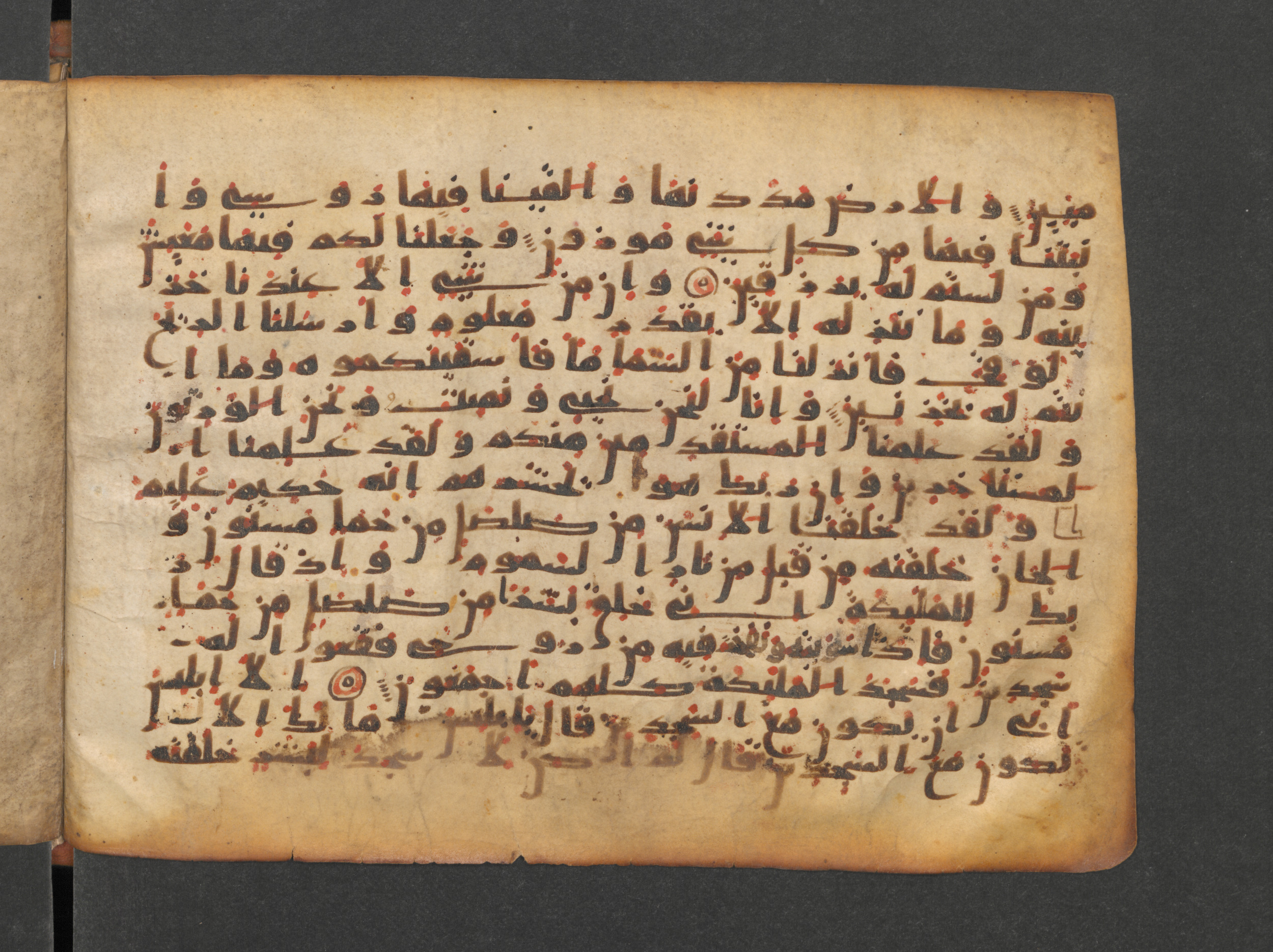 Paris, Bibliothèque nationale de France, Arabe 324 (c) (Scan 5), in Kufic C (Graphie C I a) script, showing Surah 15:32 from 8th Century AD found in Fustat (Old Cairo), Egypt, currently housed at Bibliothèque nationale de France, Paris