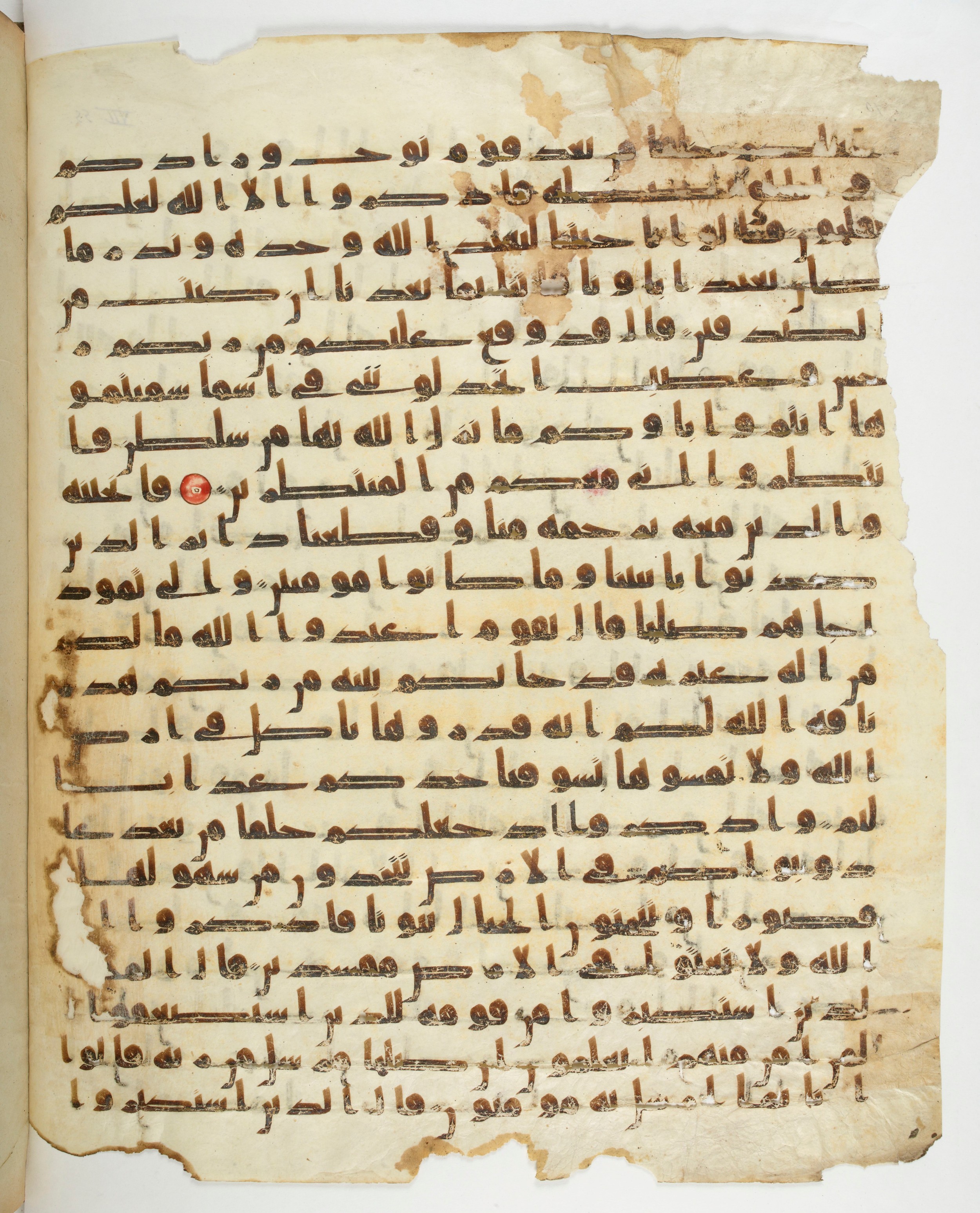 Paris, Bibliothèque nationale de France, Arabe 332 (Scan 1), in Kūfī type C.Ia (influenced by Ḥiǧāzī IV and Kūfī B.I) script, showing Surah 7:73 from 8th Century AD found in Fustat (Old Cairo), Egypt, currently housed at Bibliothèque nationale de France, Paris