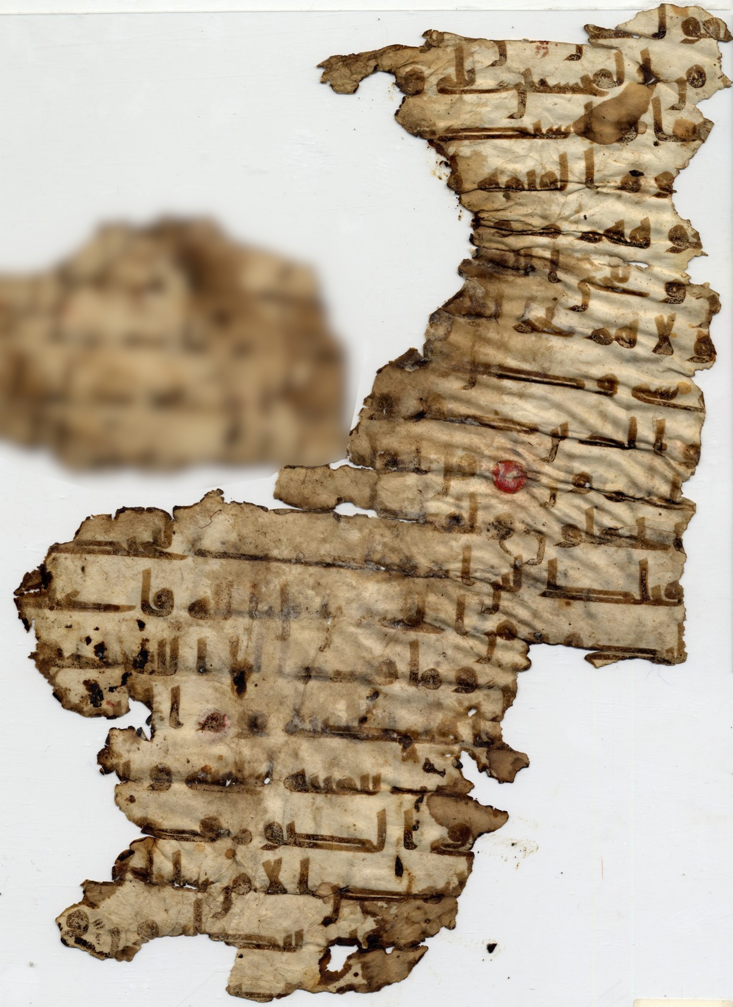 Paris, Bibliothèque nationale de France, Arabe 332 (Scan 2), in Kūfī type C.Ia (influenced by Ḥiǧāzī IV and Kūfī B.I) script, showing Surah 39:64 from 8th Century AD found in Fustat (Old Cairo), Egypt, currently housed at Bibliothèque nationale de France, Paris