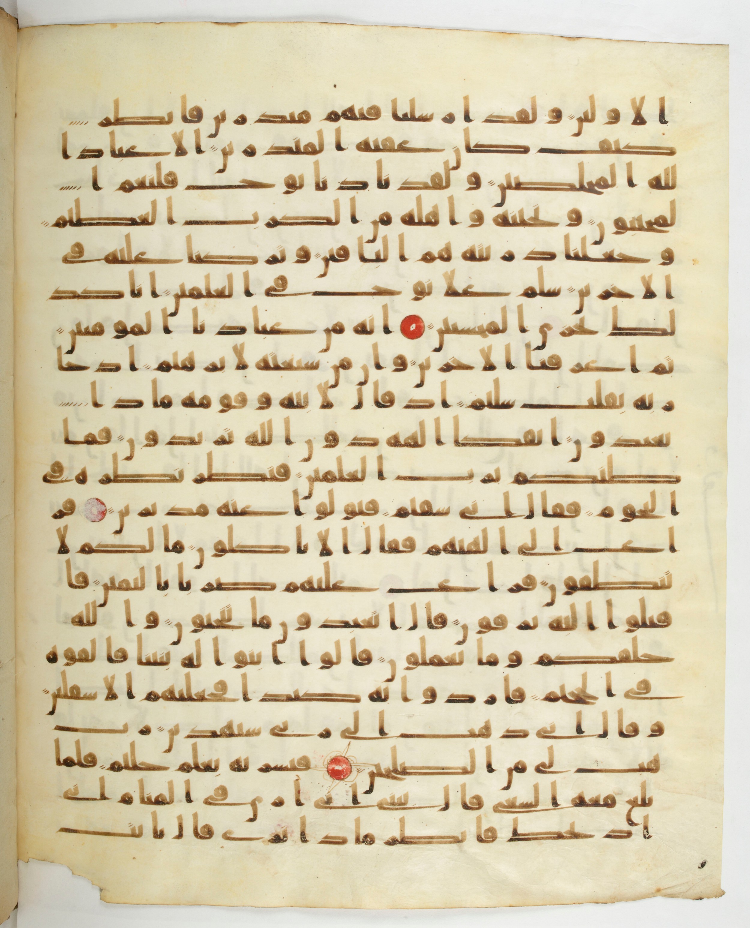 Paris, Bibliothèque nationale de France, Arabe 332 (Scan 3), in Kūfī type C.Ia (influenced by Ḥiǧāzī IV and Kūfī B.I) script, showing Surah 37:71 from 8th Century AD found in Fustat (Old Cairo), Egypt, currently housed at Bibliothèque nationale de France, Paris