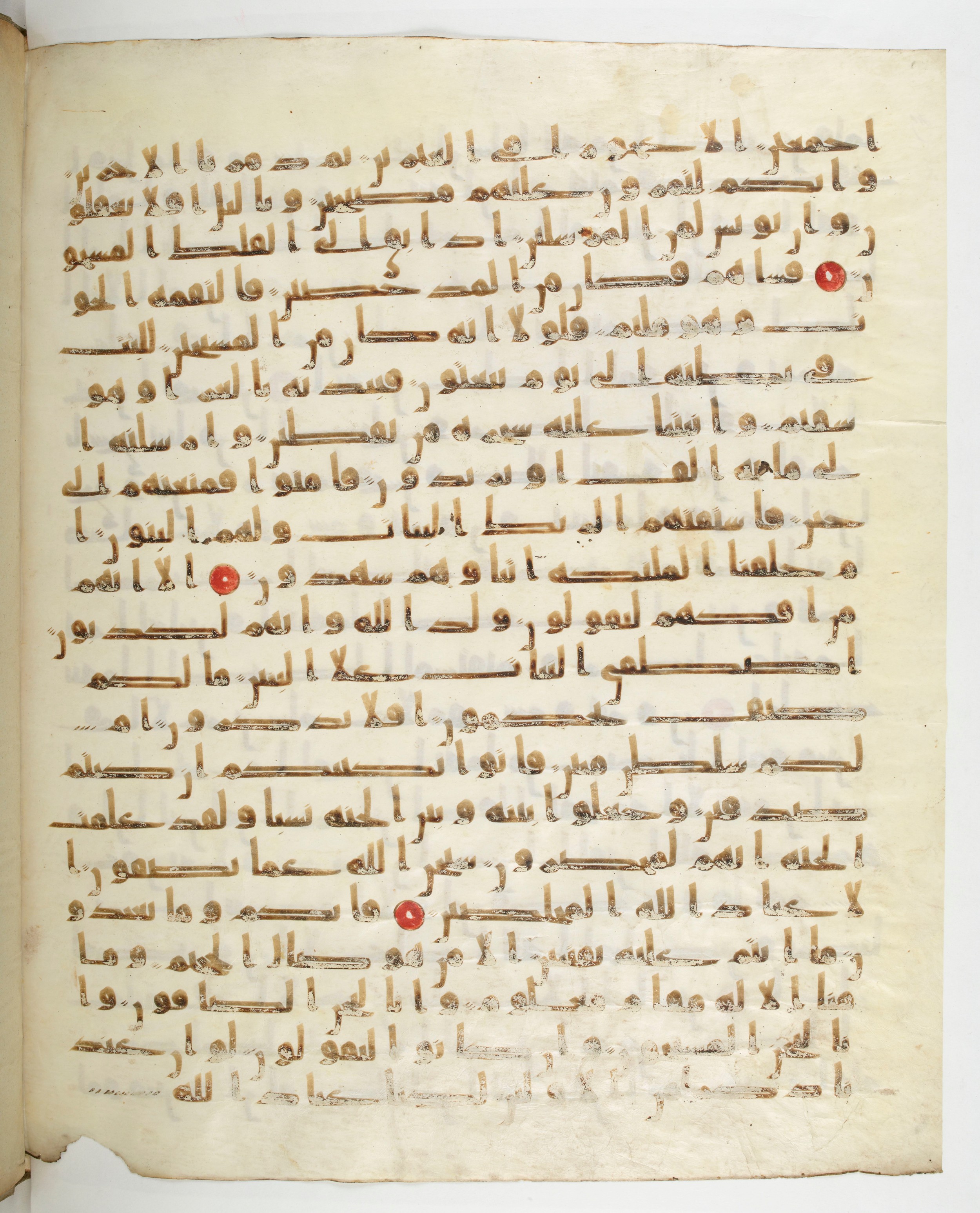 Paris, Bibliothèque nationale de France, Arabe 332, in Kūfī type C.Ia (influenced by Ḥiǧāzī IV and Kūfī B.I) script, showing Surah 37:136 from 8th Century AD found in Fustat (Old Cairo), Egypt, currently housed at Bibliothèque nationale de France, Paris