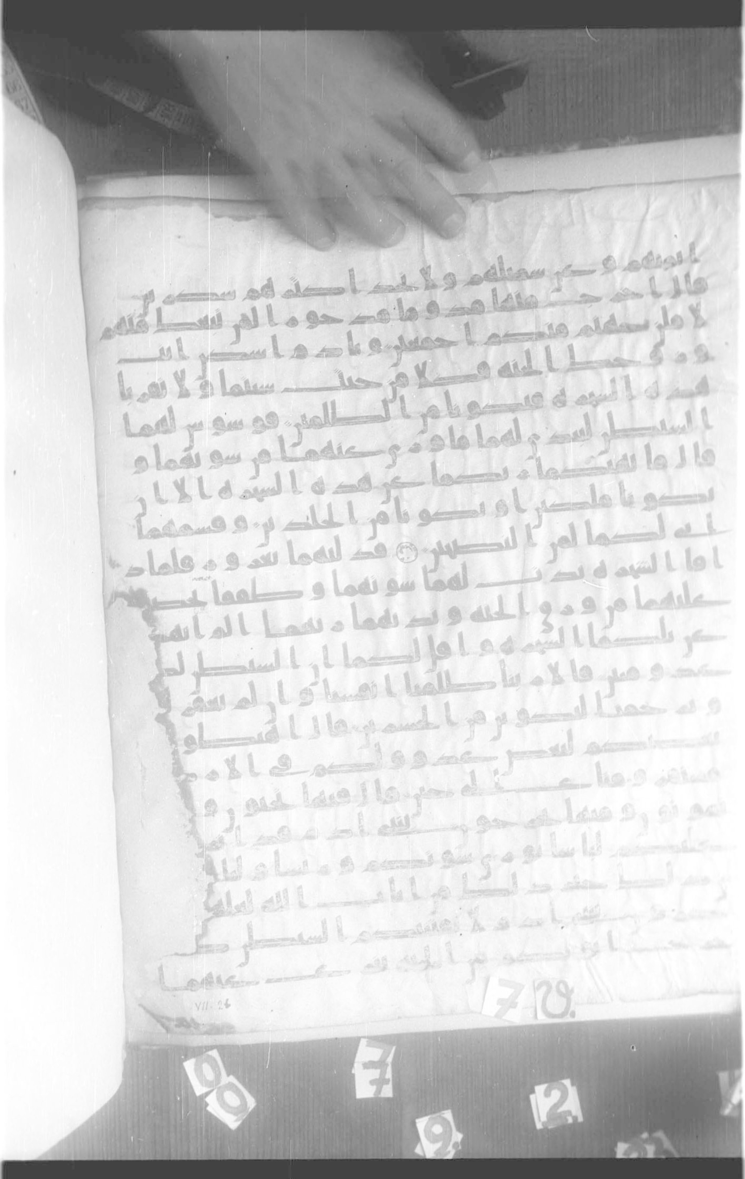 Paris, Bibliothèque nationale de France, Arabe 332 (Scan 2), in Kūfī type C.Ia (influenced by Ḥiǧāzī IV and Kūfī B.I) script, showing Surah 7:22 from 8th Century AD found in Fustat (Old Cairo), Egypt, currently housed at Bibliothèque nationale de France, Paris