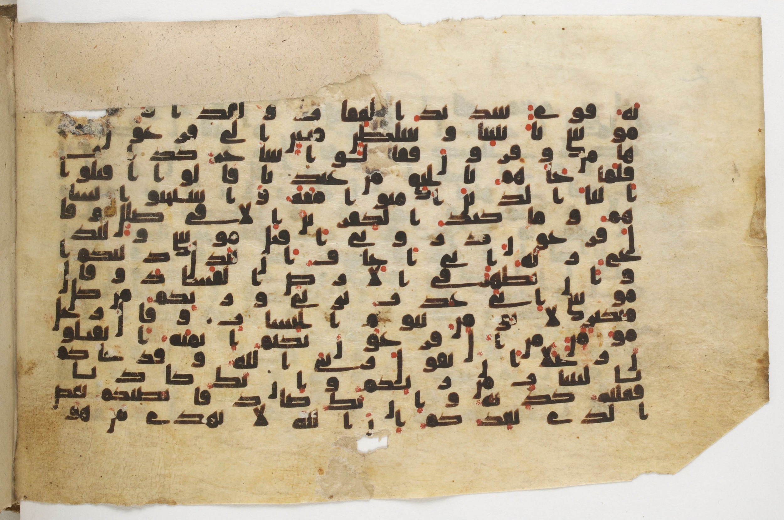 Bibliothèque nationale de France, Arabe 338 (a) (Scan 2), in Kufic B.II script, showing Surah 40:22 from 8th to 9th Century AD found in Fustat (Old Cairo), Egypt, currently housed at Bibliothèque nationale de France, Paris