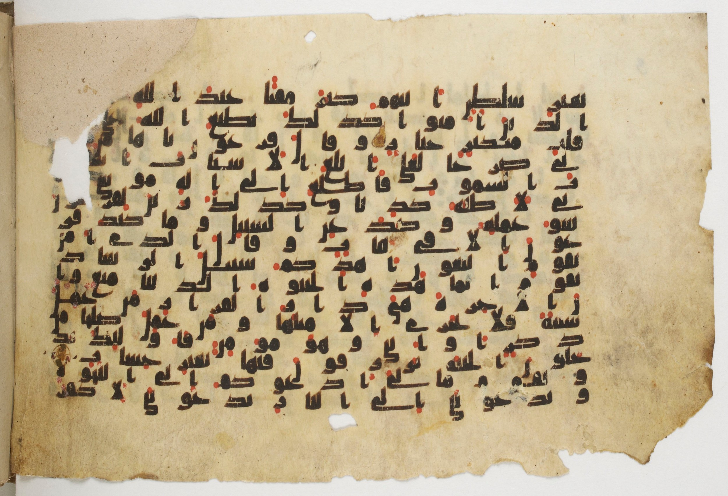 Bibliothèque nationale de France, Arabe 338 (a), in Kufic B.II script, showing Surah 40:39 from 8th to 9th Century AD found in Fustat (Old Cairo), Egypt, currently housed at Bibliothèque nationale de France, Paris