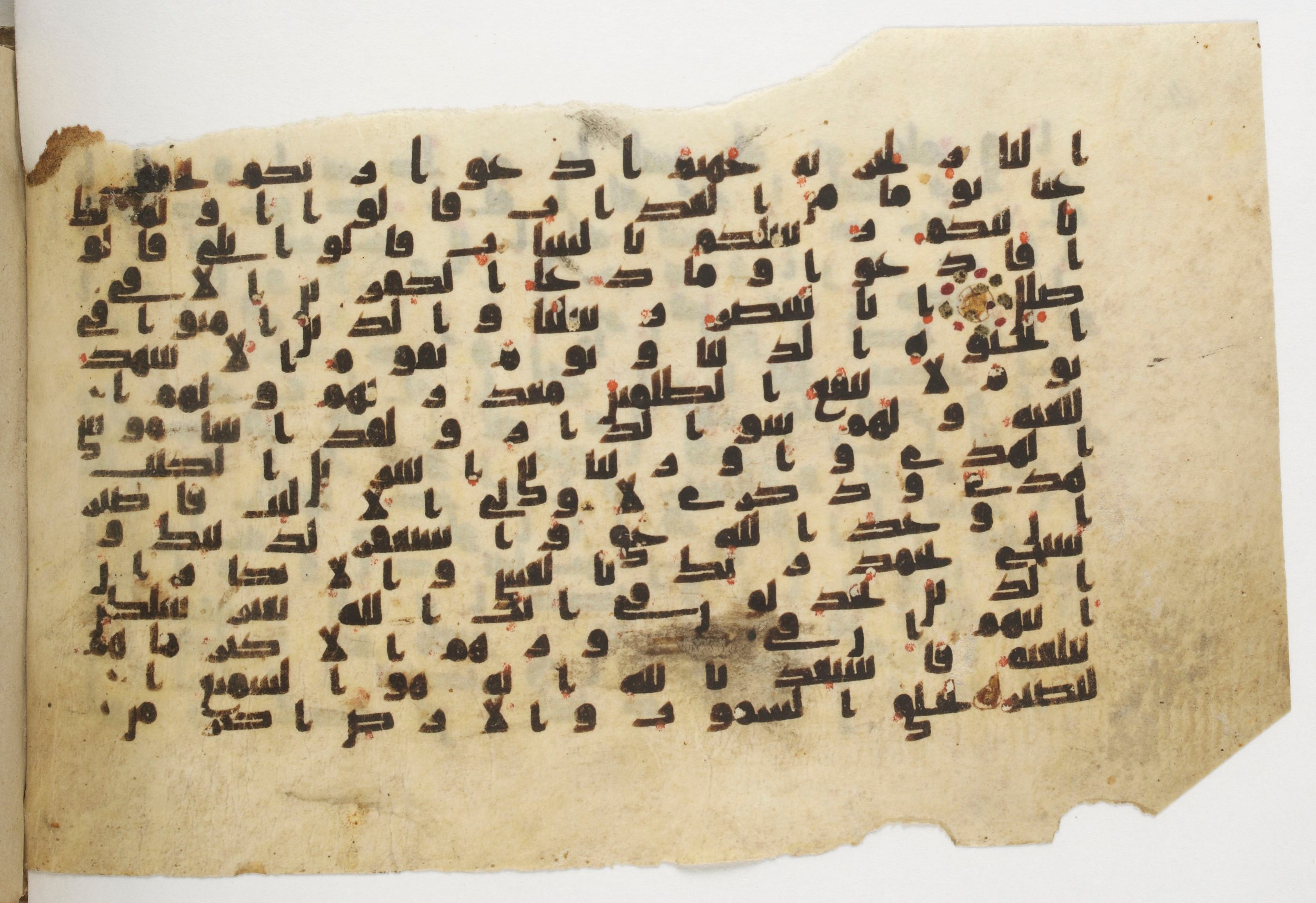 Bibliothèque nationale de France, Arabe 338 (a) (Scan 2), in Kufic B.II script, showing Surah 40:49 from 8th to 9th Century AD found in Fustat (Old Cairo), Egypt, currently housed at Bibliothèque nationale de France, Paris