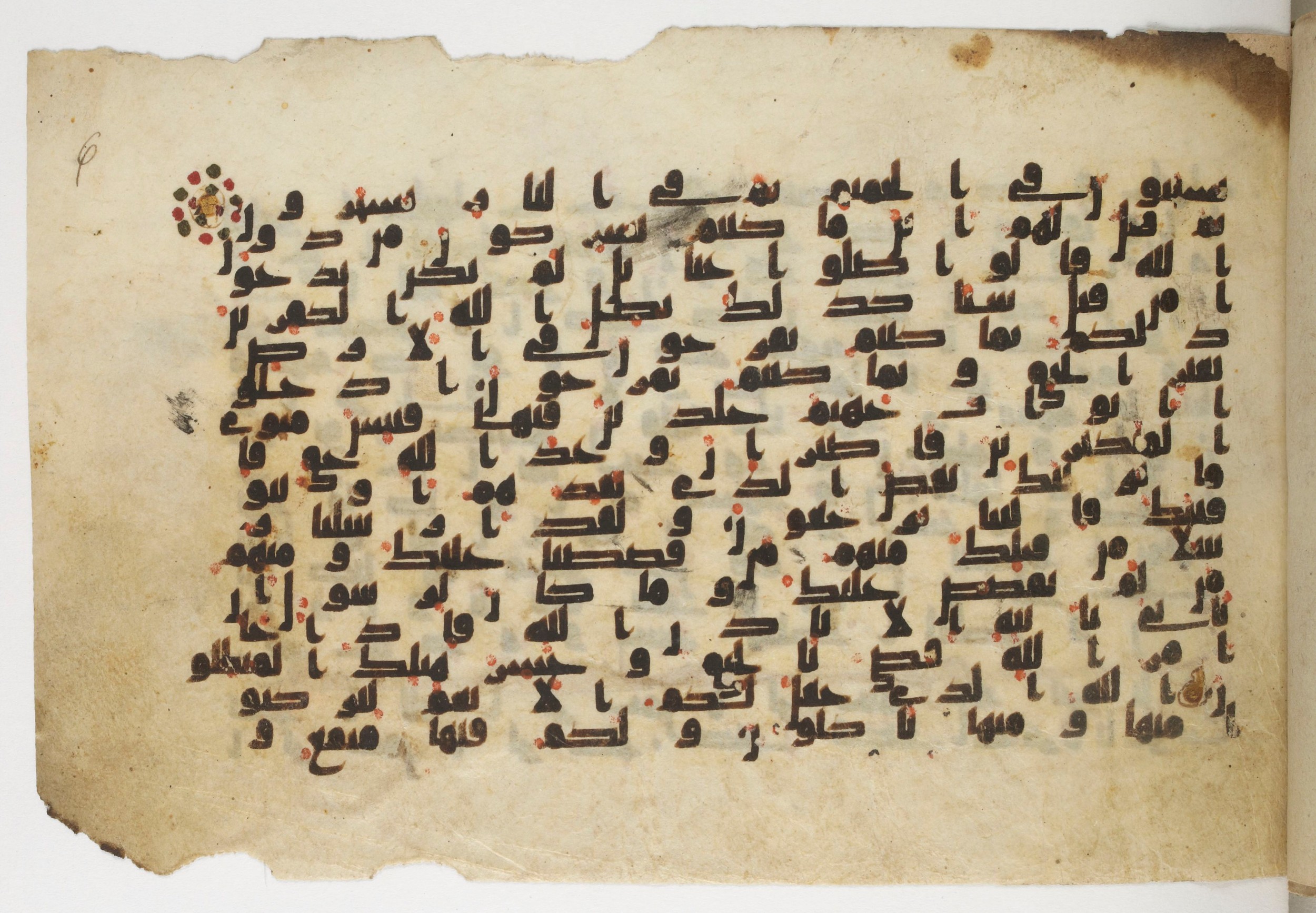 Bibliothèque nationale de France, Arabe 338 (a) (Scan 2), in Kufic B.II script, showing Surah 40:71 from 8th to 9th Century AD found in Fustat (Old Cairo), Egypt, currently housed at Bibliothèque nationale de France, Paris