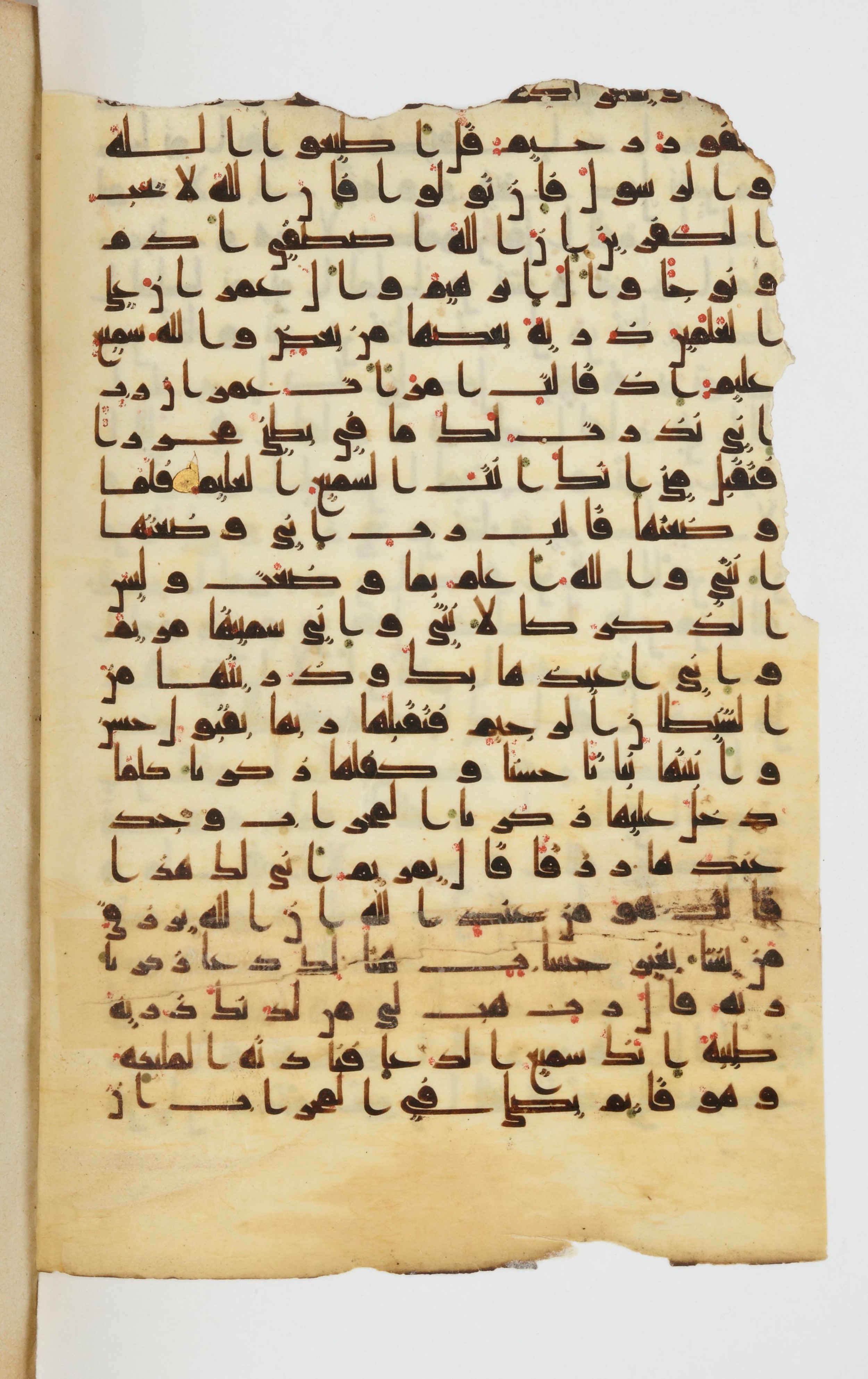 Bibliothèque nationale de France, Arabe 339 (Scan 1), in Kufic D.I script, showing Surah 3:39 from 8th to 10th Century AD found in Fustat, Egypt, currently housed at Bibliothèque nationale de France, Paris