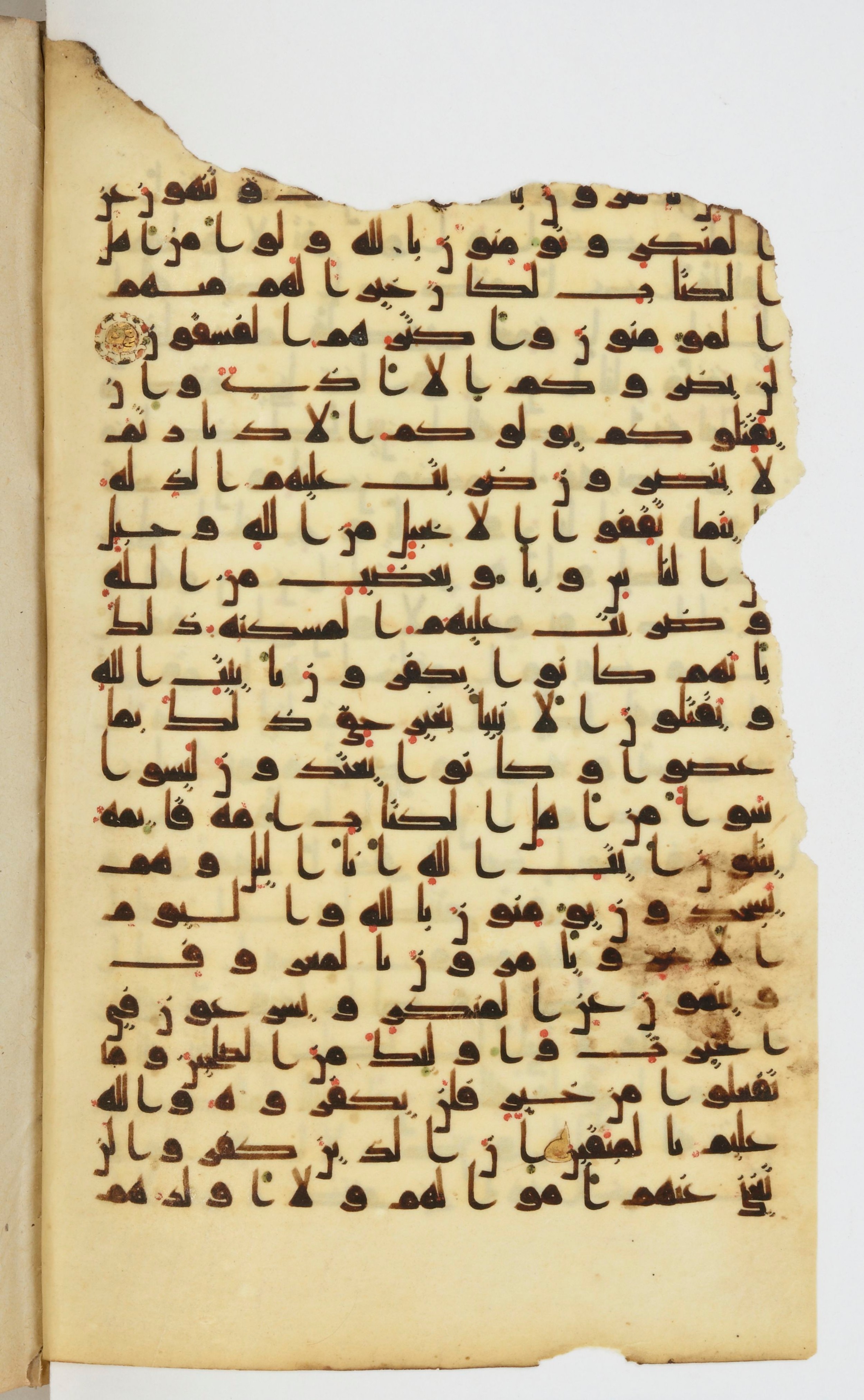 Bibliothèque nationale de France, Arabe 339 (Scan 1), in Kufic D.I script, showing Surah 3:116 from 8th to 10th Century AD found in Fustat, Egypt, currently housed at Bibliothèque nationale de France, Paris