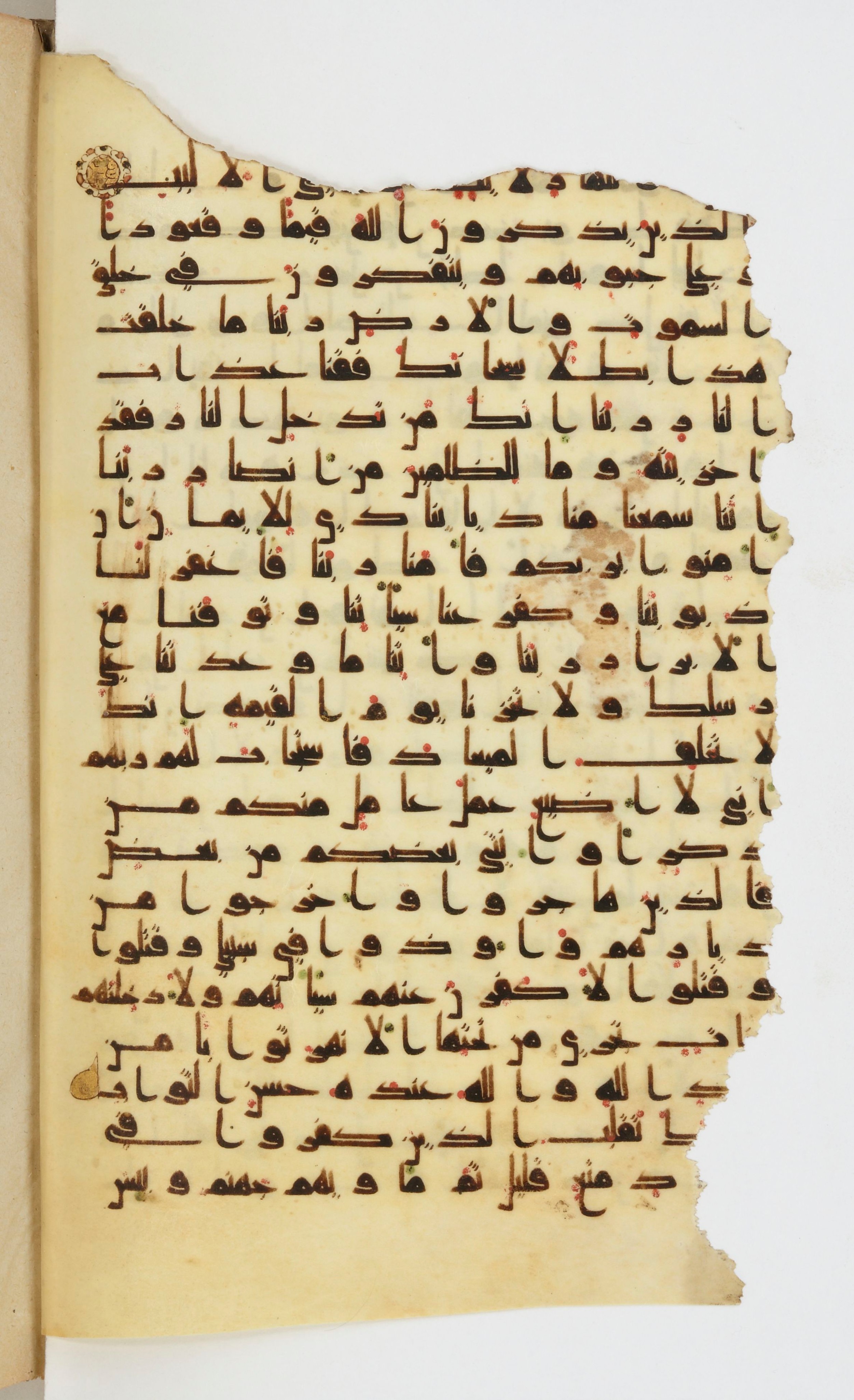 Bibliothèque nationale de France, Arabe 339, in Kufic D.I script, showing Surah 3:191 from 8th to 10th Century AD found in Fustat, Egypt, currently housed at Bibliothèque nationale de France, Paris